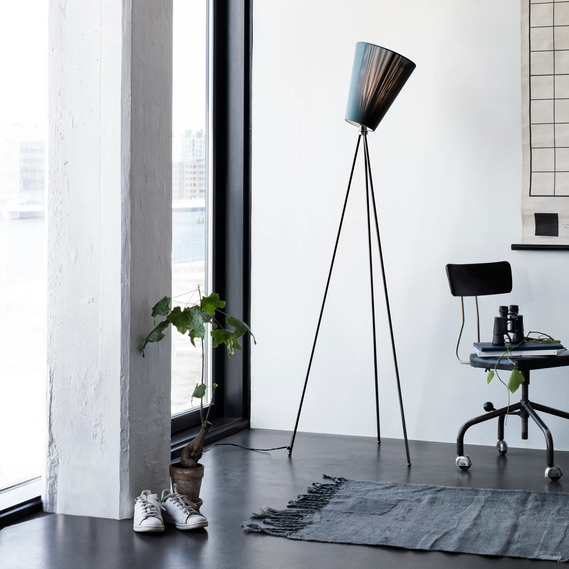 Oslo Wood gulvlampe skjerm, Svart Northern