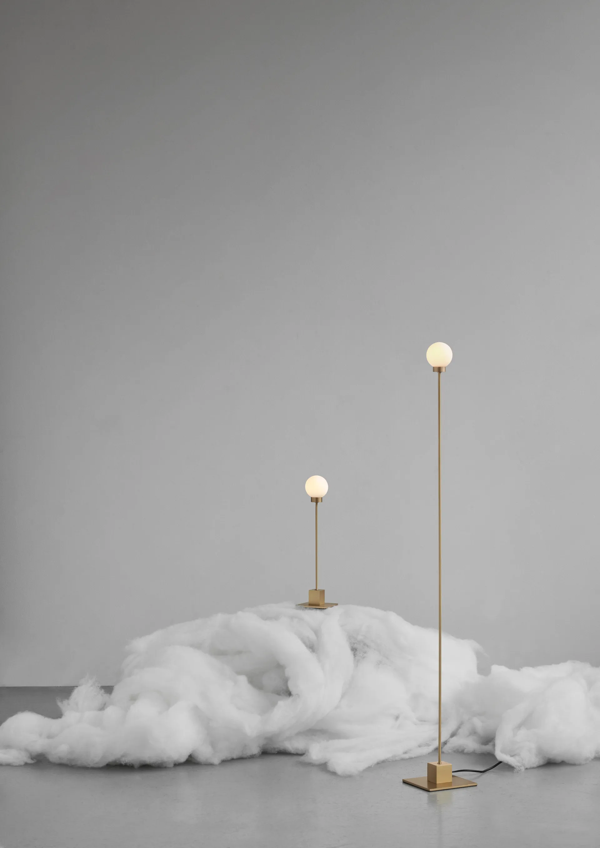 Snowball gulvlampe 117 cm, Brass Northern