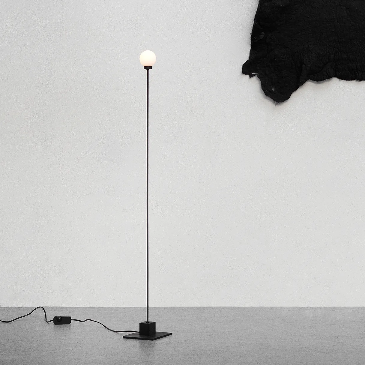 Snowball gulvlampe, Svart Northern