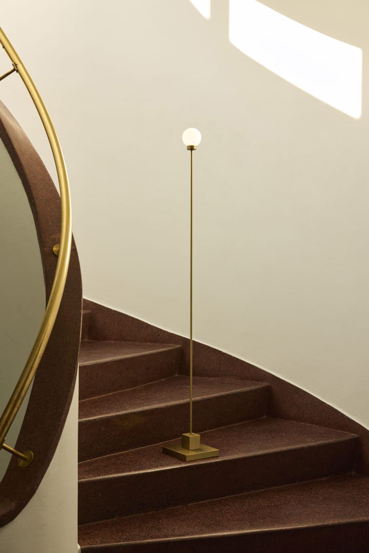 Snowball portabel gulvlampe 122 cm, Messing Northern