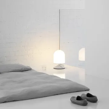 Vinge bordlampe - svart struktur med svart ledning - Örsjö Belysning