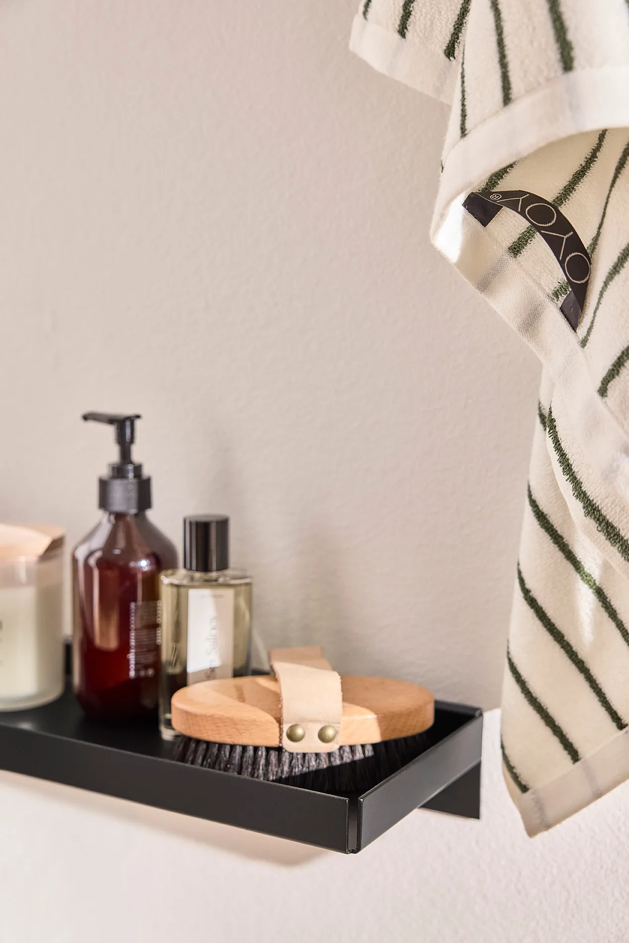 Bakku vegghylle small 16x50 cm, Black OYOY