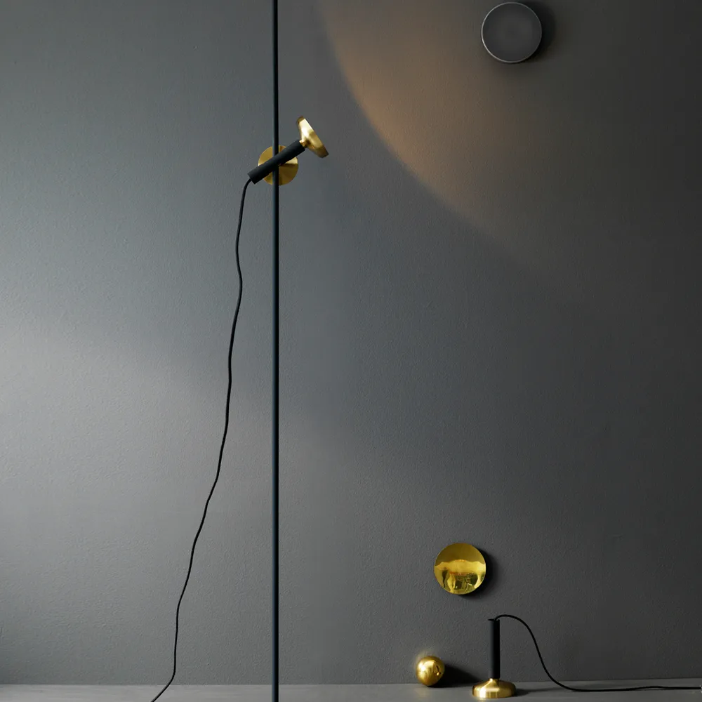 Blend 150 gulvlampe, Sort/messing Pholc