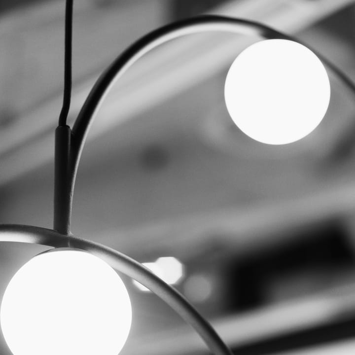 Bounce 116 taklampe, Svart-opalglass Pholc