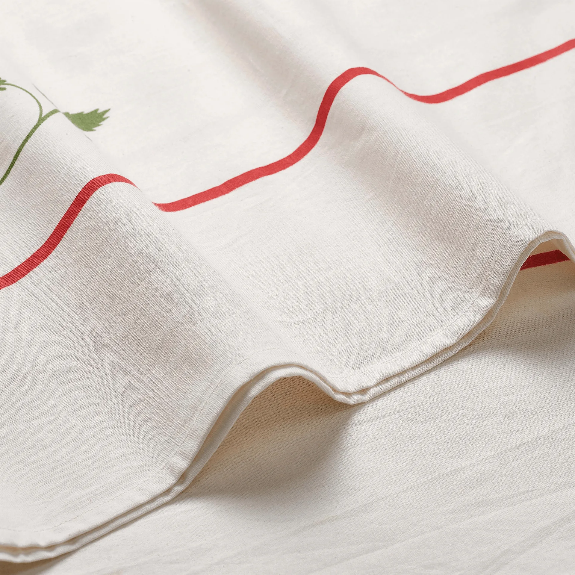 Wild Strawberry duk, Red, 250x150 cm Pick a Poppy