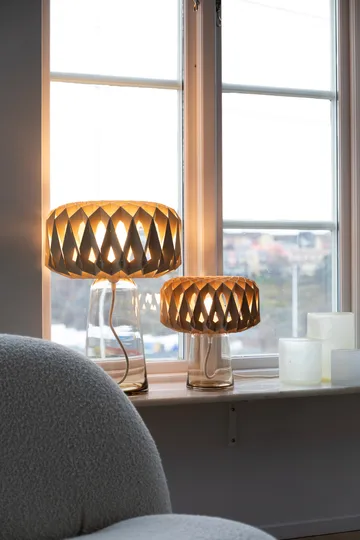 Signature 25 bordlampe - Amber-bjørk, Ø28x34 cm - Pilke