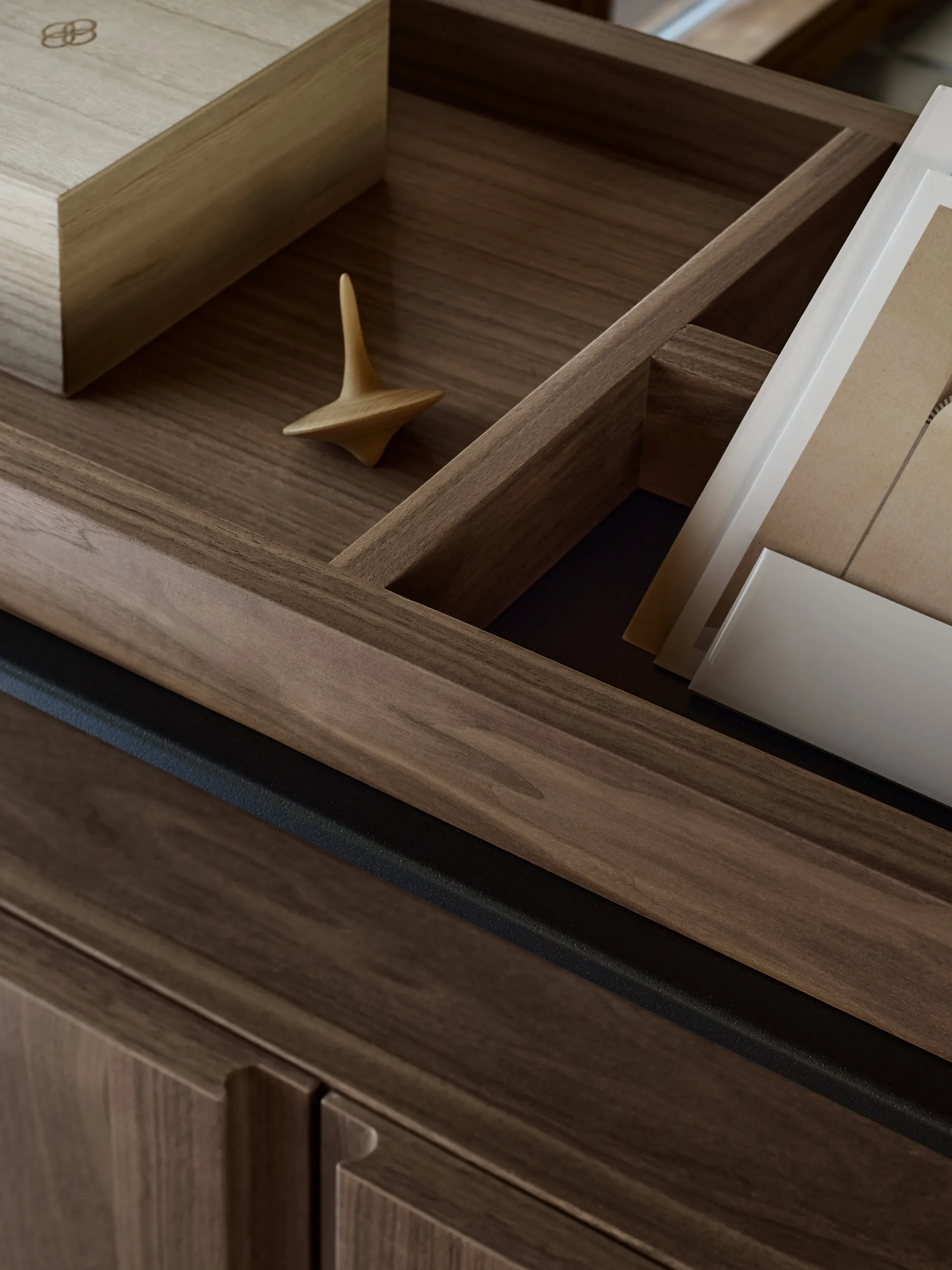 Pira G2 hyllesystem F C A Black/Walnut 240–247 cm Pira