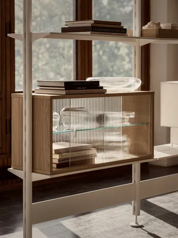 Pira vitrineskap - Hvit eik–riflet glass, 90×31 cm, 4 dører - Pira