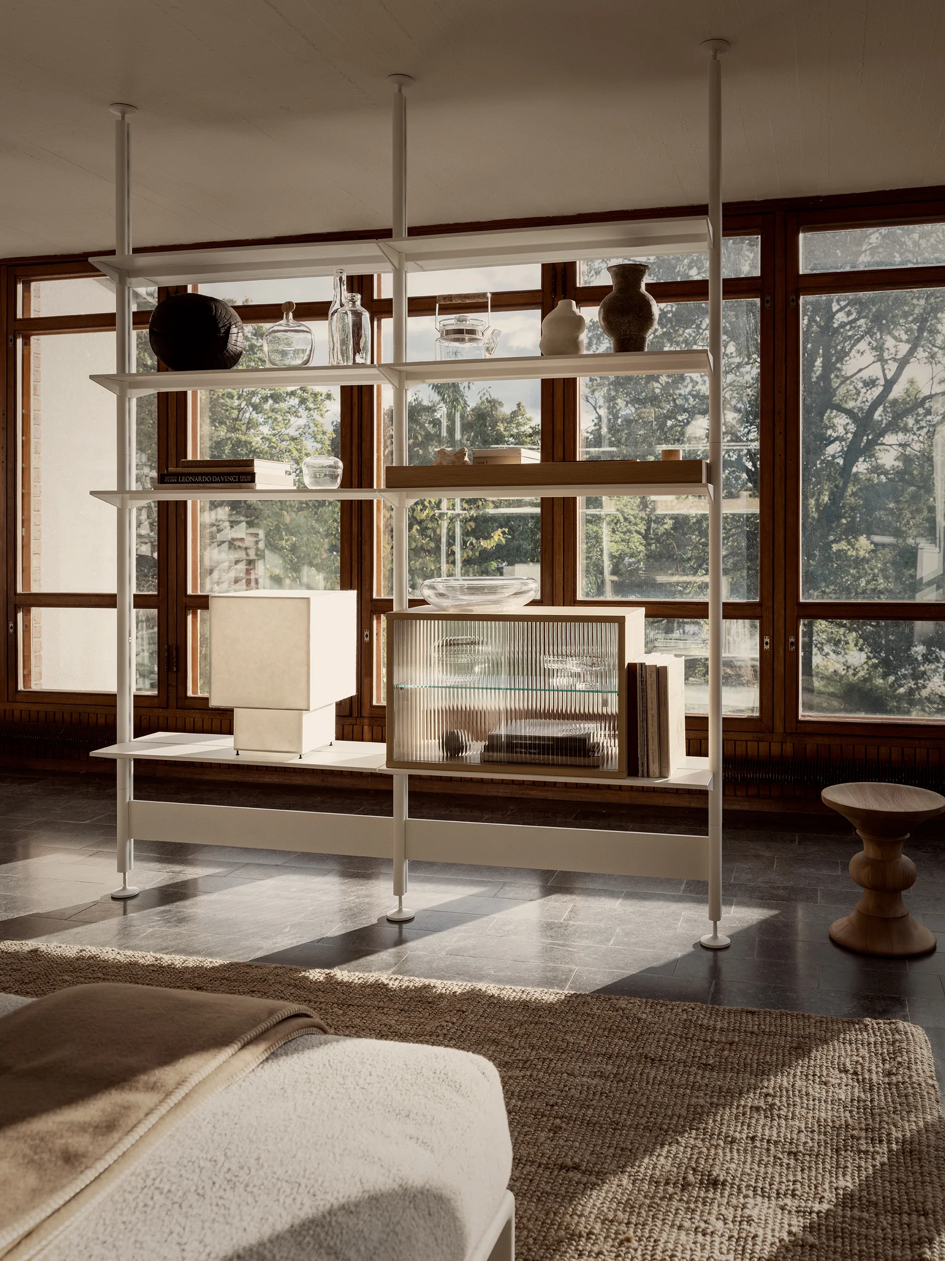 Pira vitrineskap, Hvit eik–riflet glass, 90×31 cm, 4 dører Pira