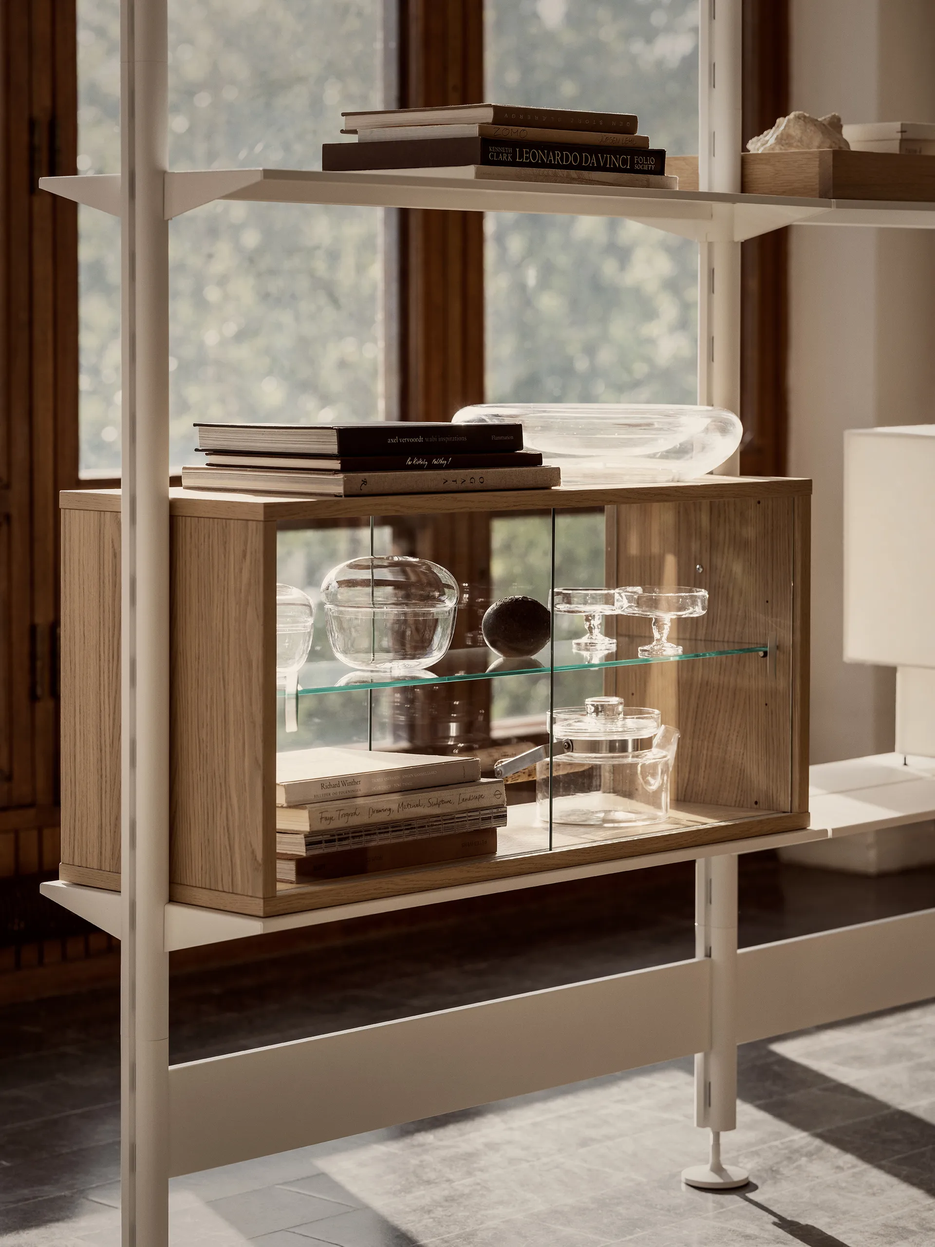 Pira vitrineskap, Hvitbeiset eik-klarglass, 70x31 cm, glassrygg Pira