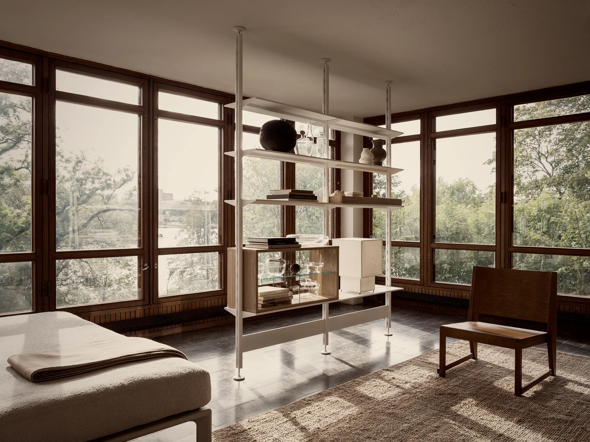 Pira vitrineskap, Hvitbeiset eik-klarglass, 70x31 cm, glassrygg Pira