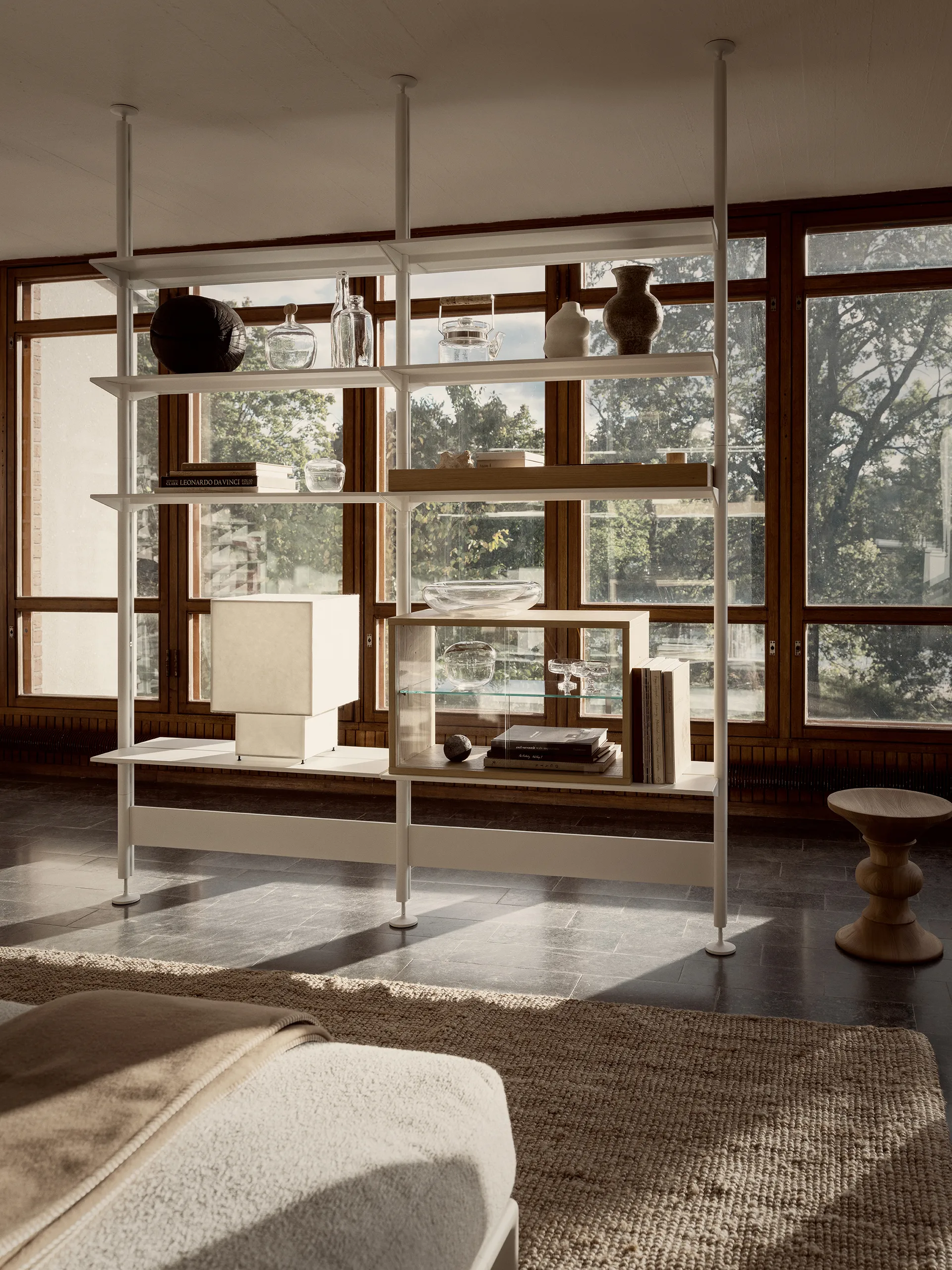 Pira vitrineskap, Hvitbeiset eik-klarglass, 90x31 cm, glassrygg Pira