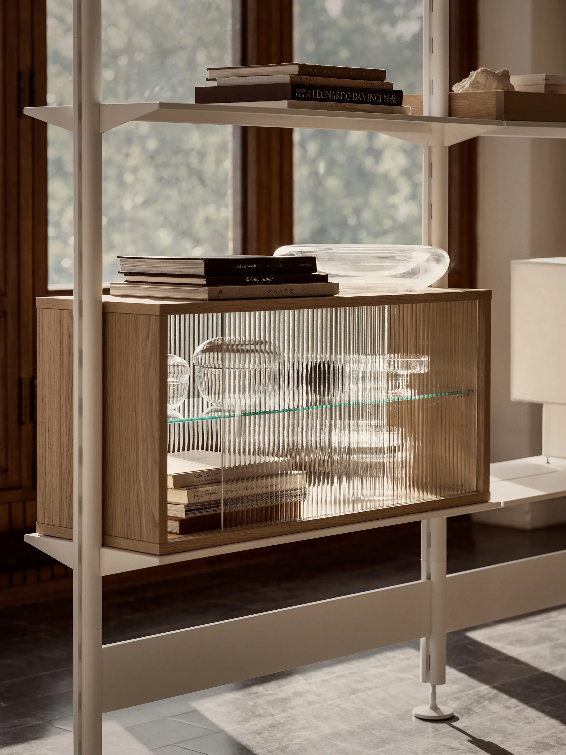 Pira vitrineskap, Hvitet eik-riflet glass, 70x31 cm, glassrygg Pira