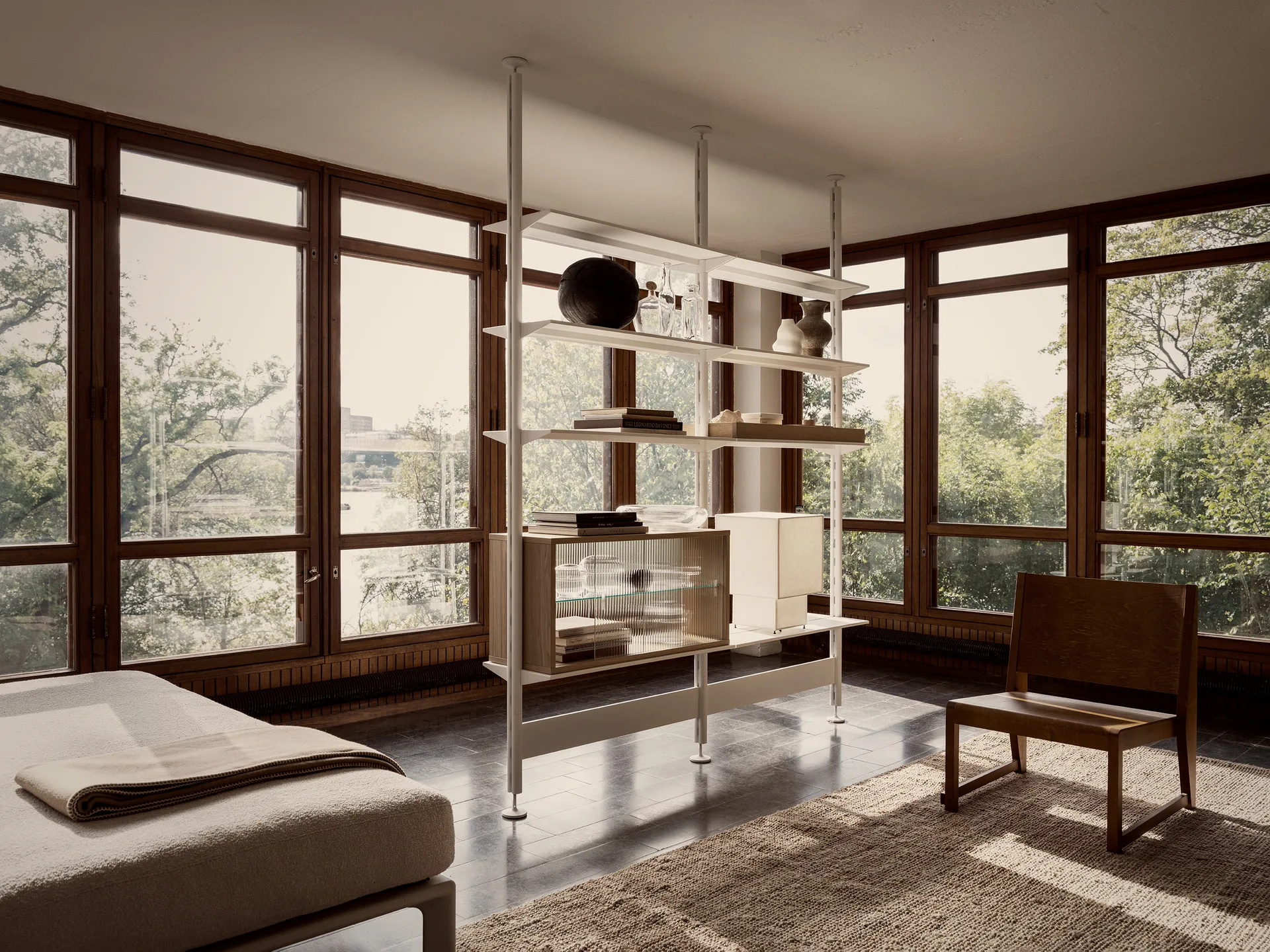 Pira vitrineskap, Hvitet eik-rillet glass, 70x31 cm, 4 dører Pira