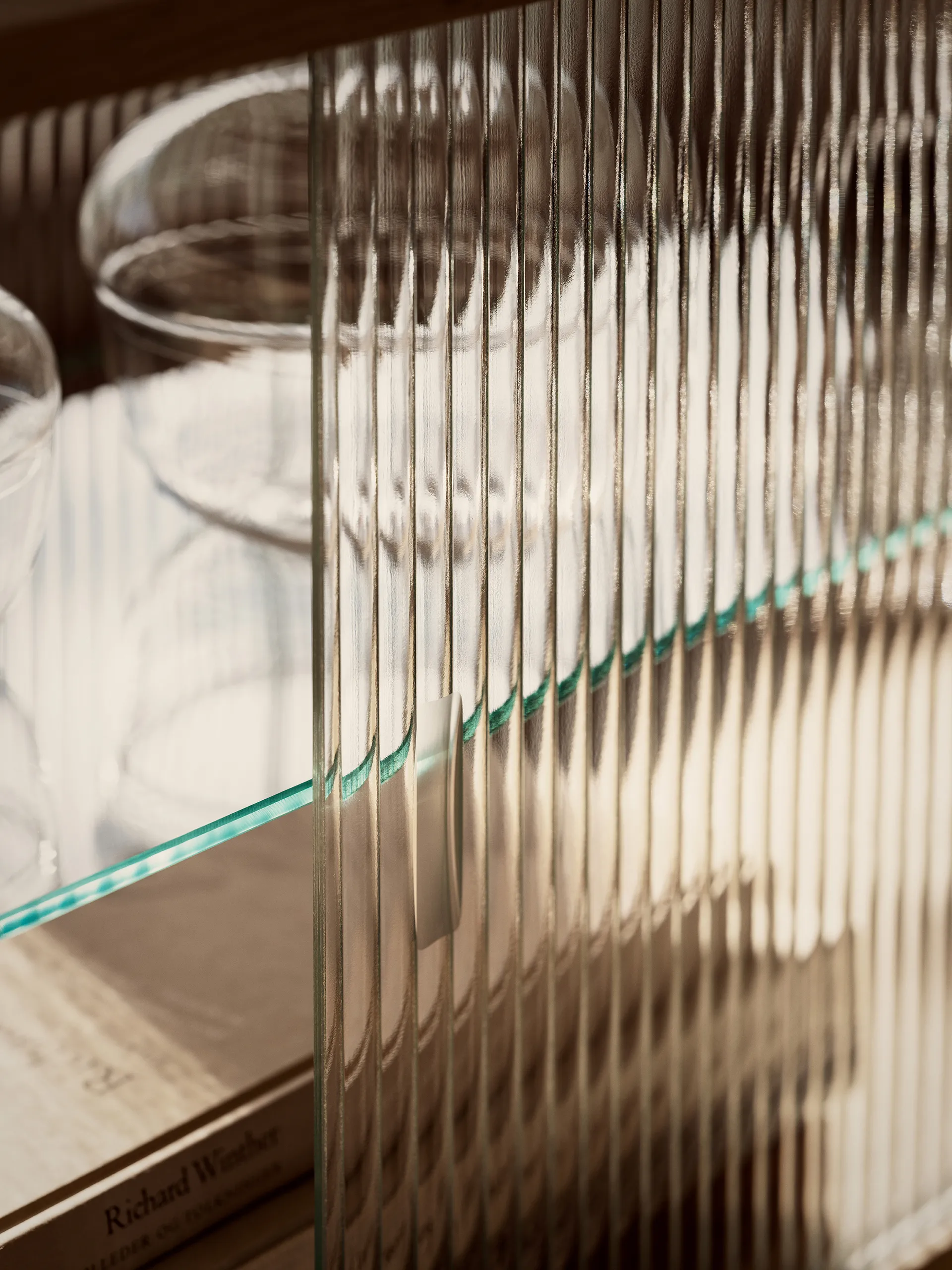 Pira vitrineskap, Valnøtt-riflet glass, 90x31 cm, 4 dører Pira