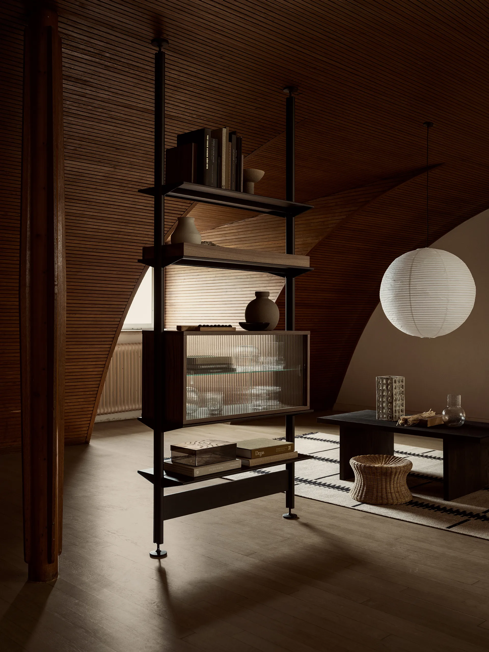 Pira vitrineskap, Valnøtt-riflet glass, 90x31 cm, 4 dører Pira