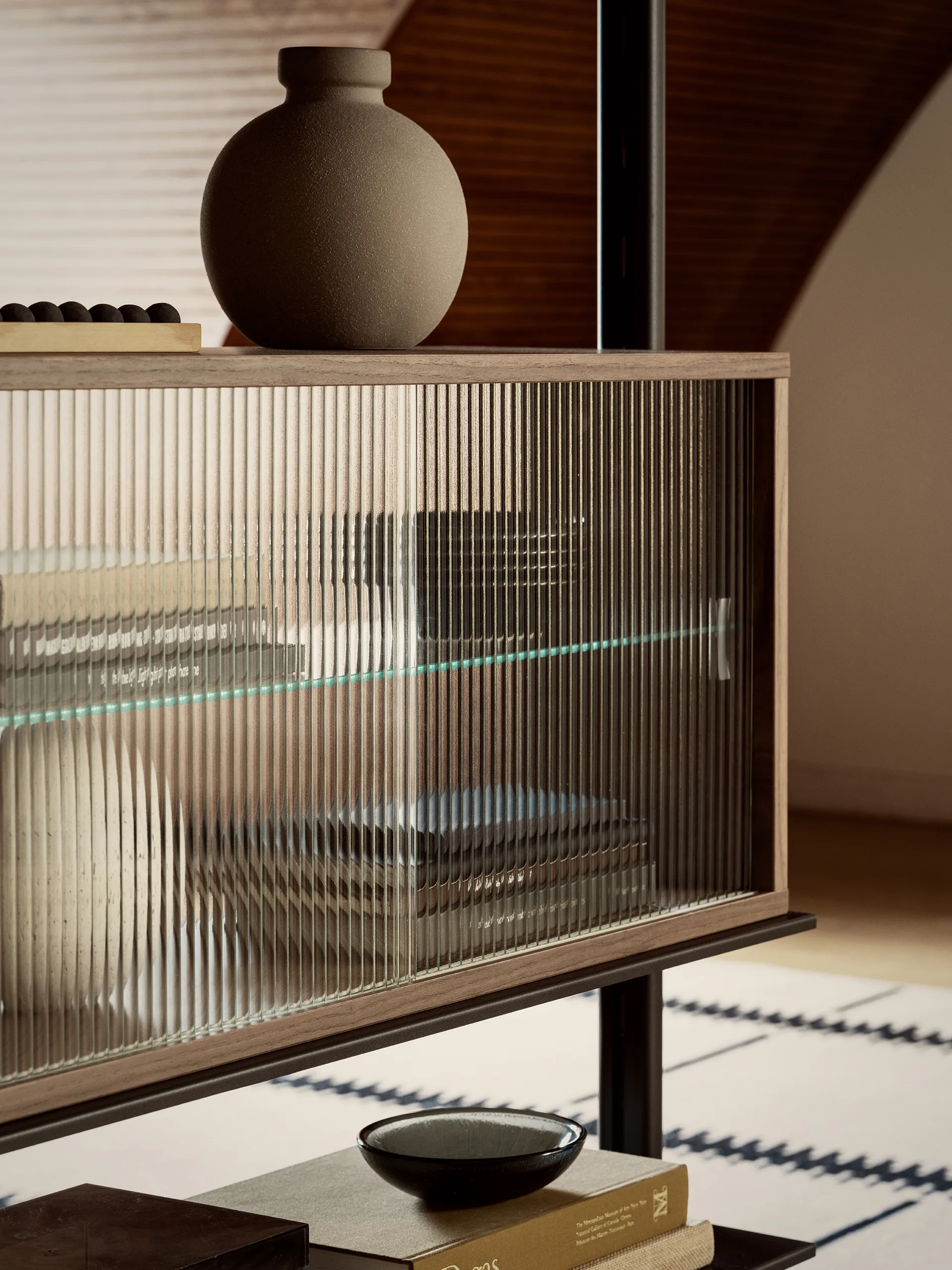 Pira vitrineskap, Valnøtt-rillet glass, 90x31 cm, glassrygg Pira