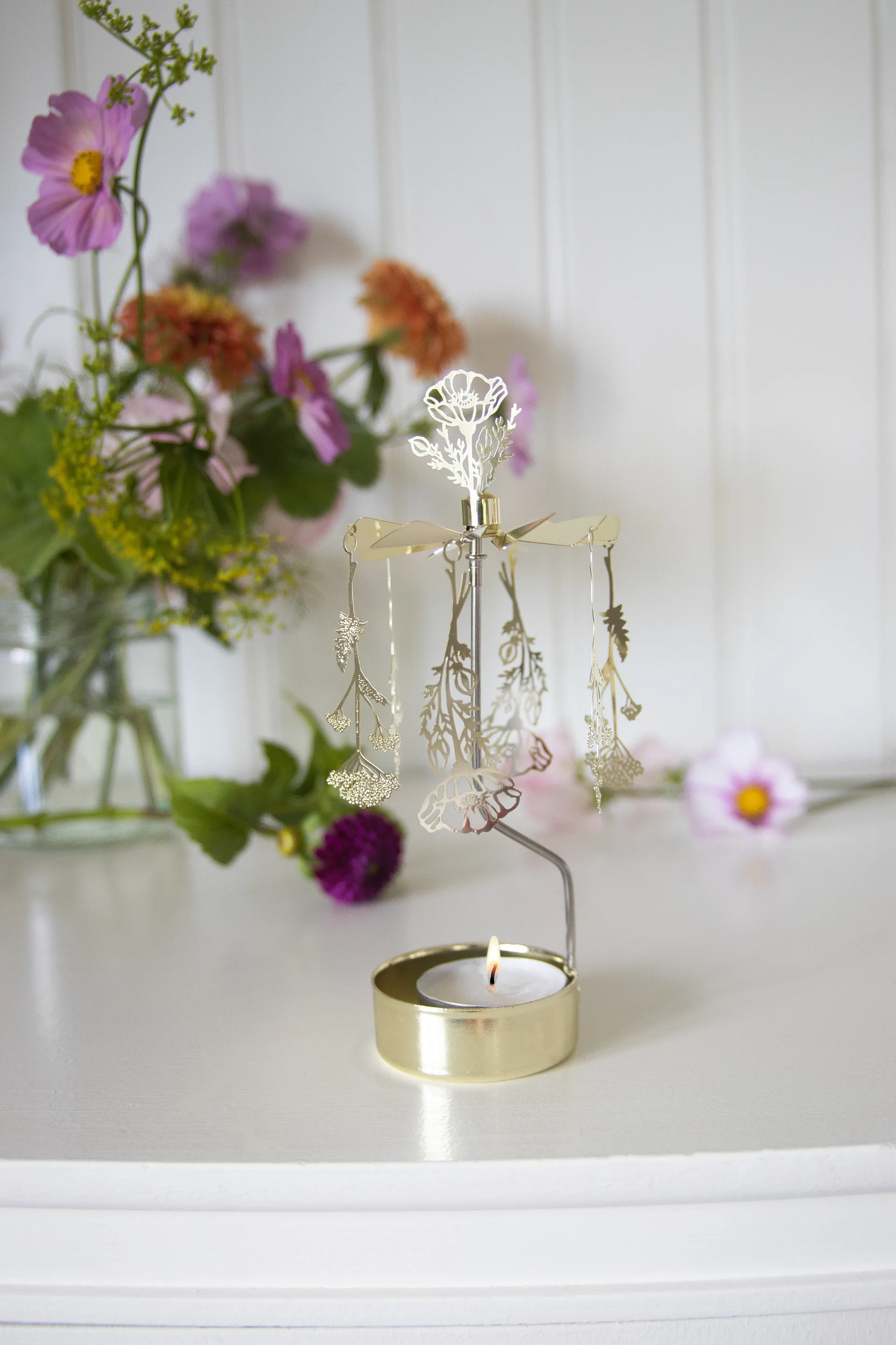 Engelspill flora, Gull Pluto Design