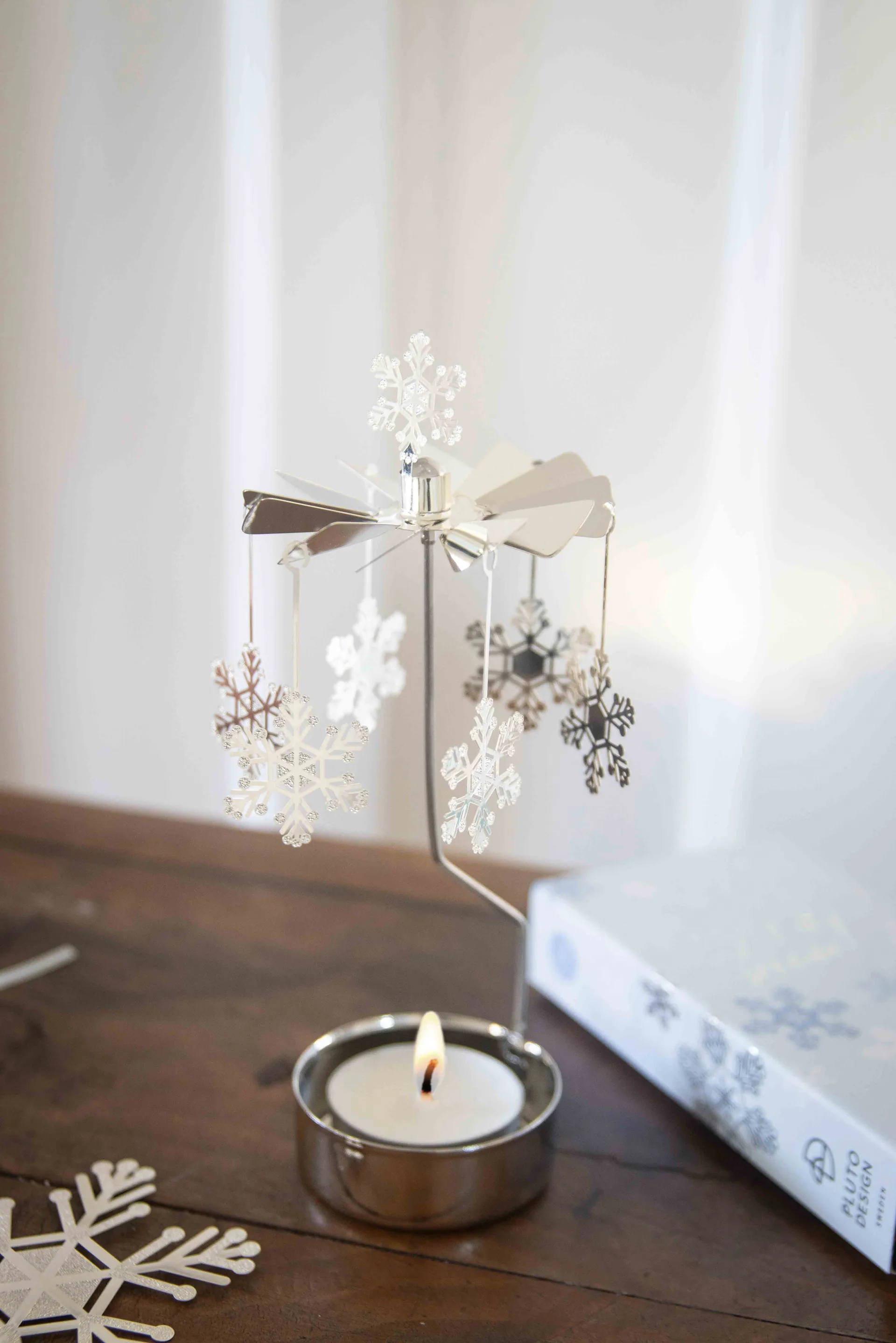 Let it snow englespill, Sølv Pluto Design