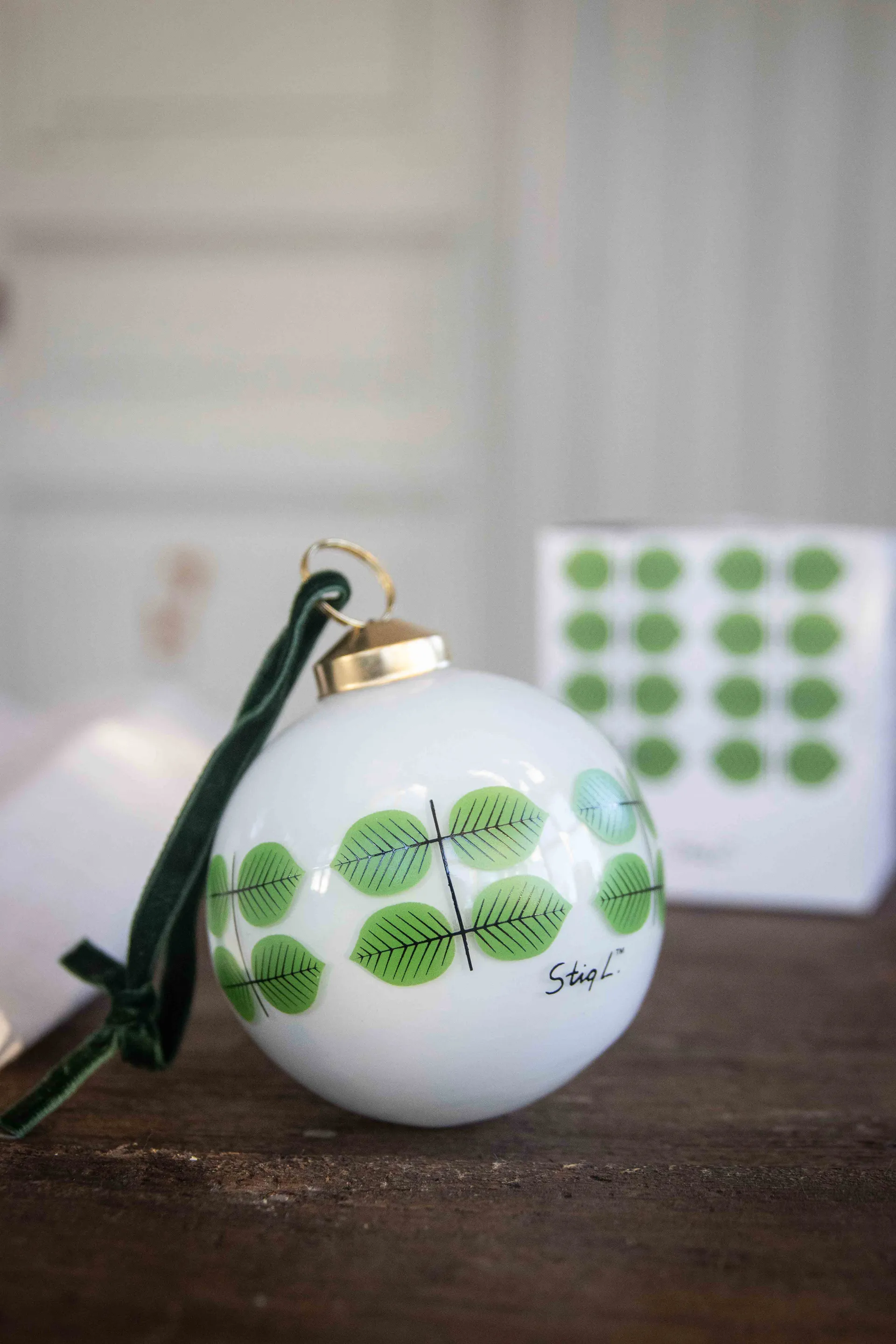 Stig L Berså julekule Ø8 cm, Hvit-grønn Pluto Design
