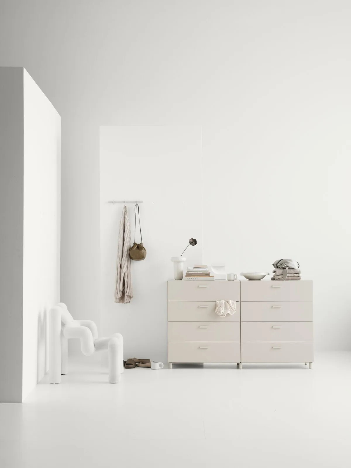 Relief kommode bred med ben 82x92,2 cm beige,  Relief