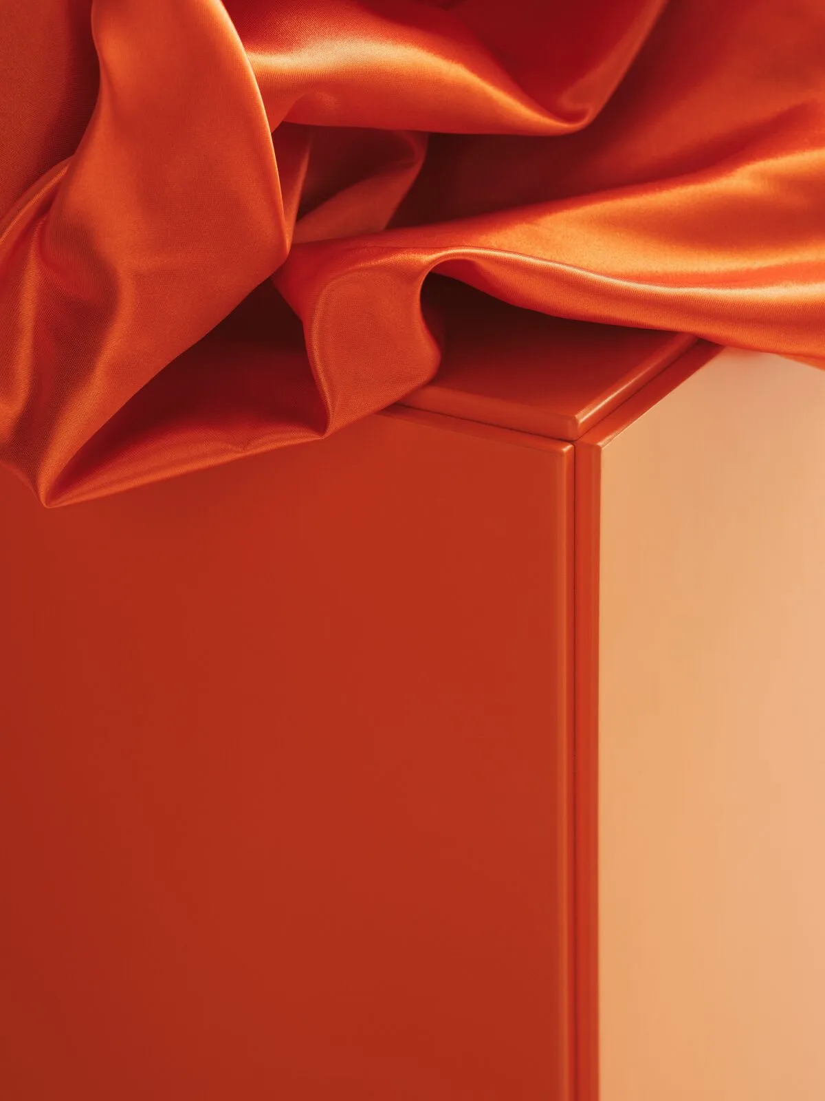 Relief kommode bred med ben 82x92,2 cm oransje,  Relief