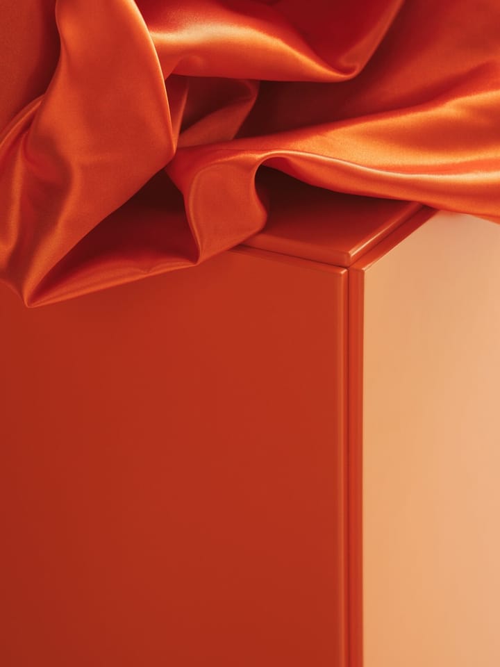 Relief kommode bred med ben 82x92,2 cm oransje Relief