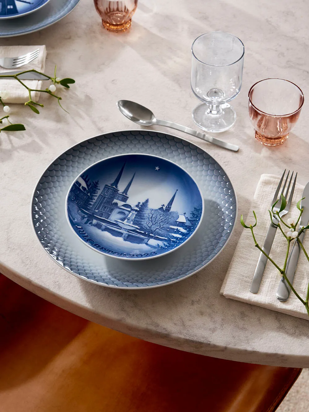 Bing og Grøndahl Collectibles juletallerken 2023, Christmas in Roskilde Ø 18 cm Royal Copenhagen