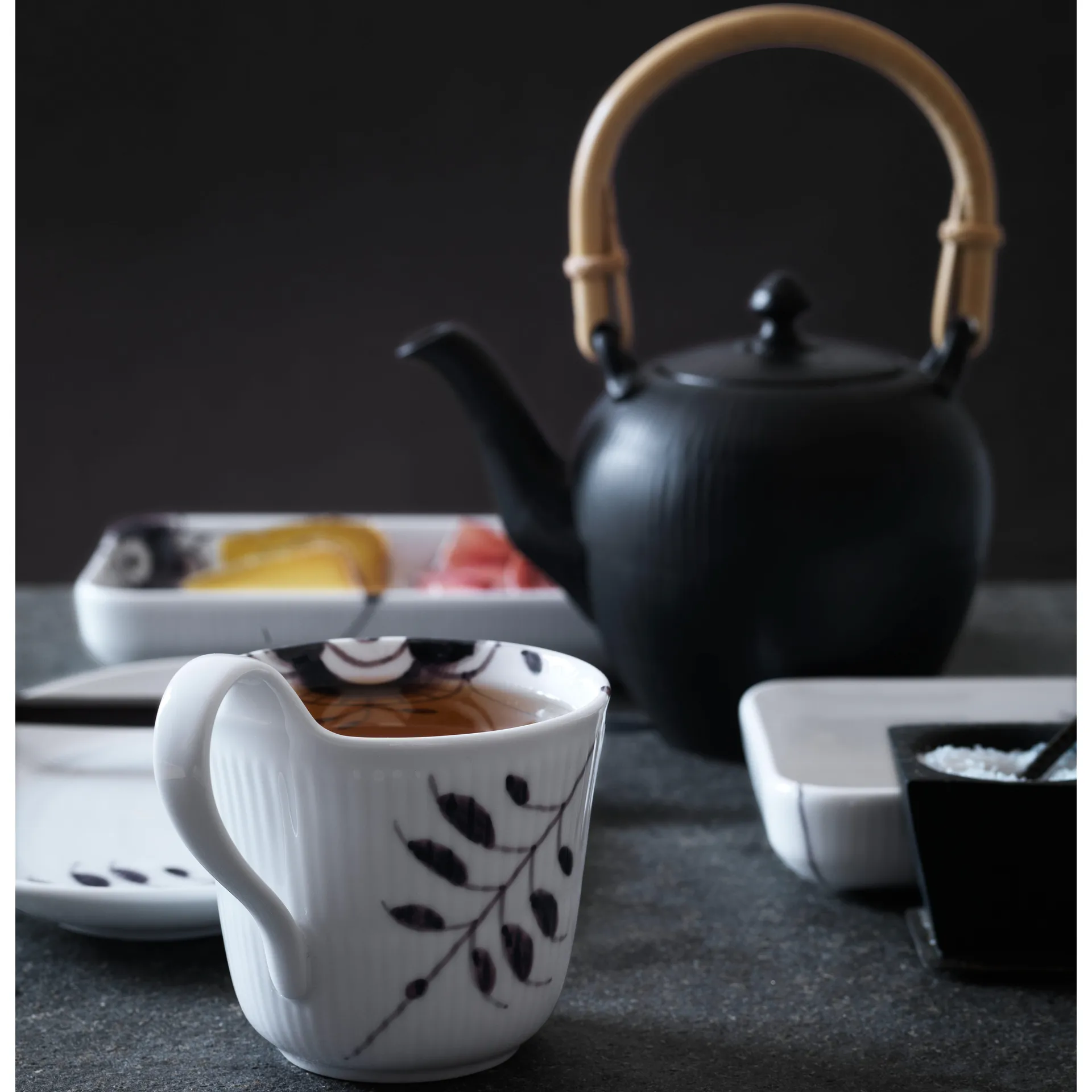 Black Fluted Mega kopp med høy hank, 33 cl Royal Copenhagen