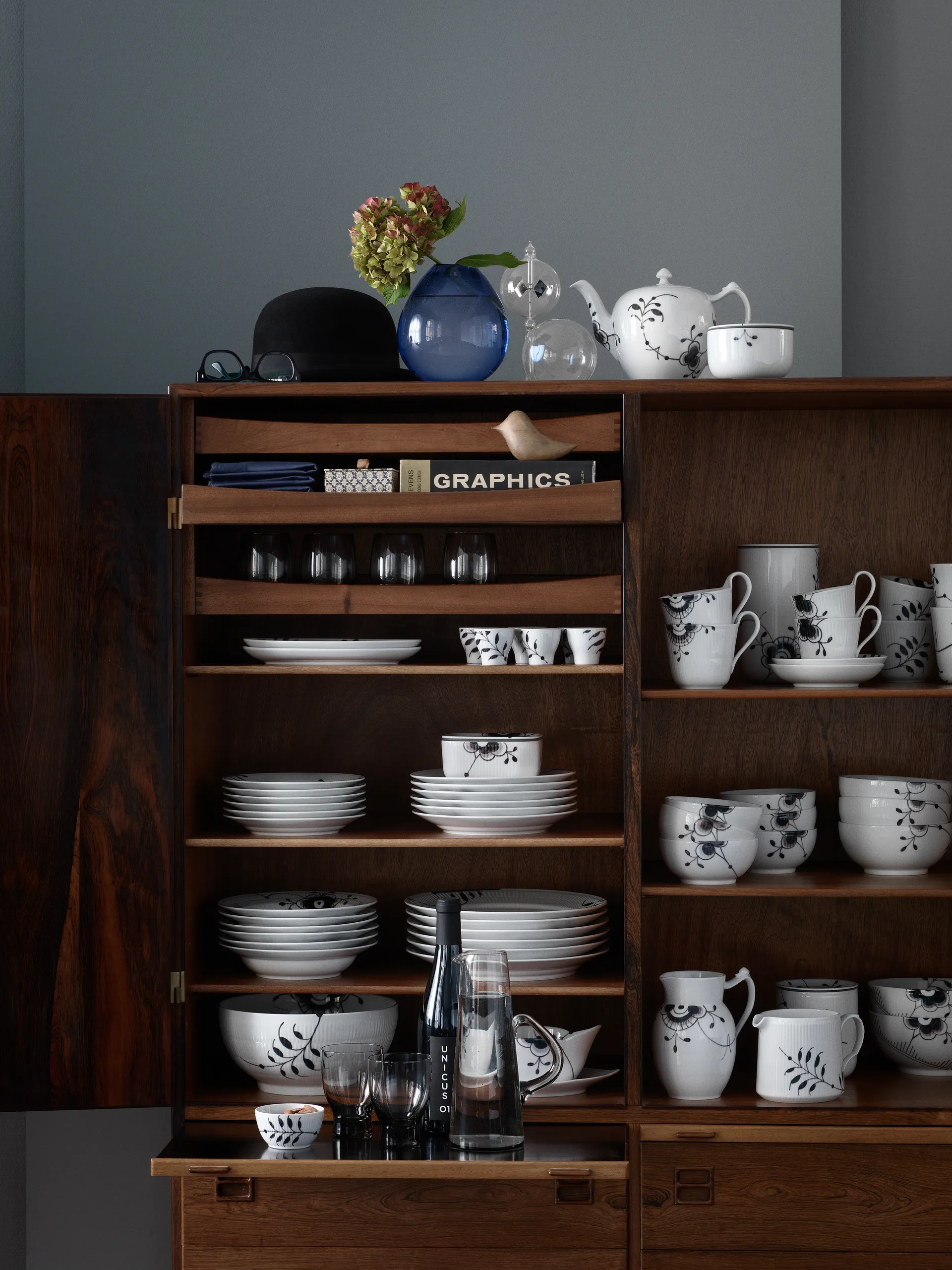 Black Fluted Mega tallerken 2, Diameter 22 cm Royal Copenhagen