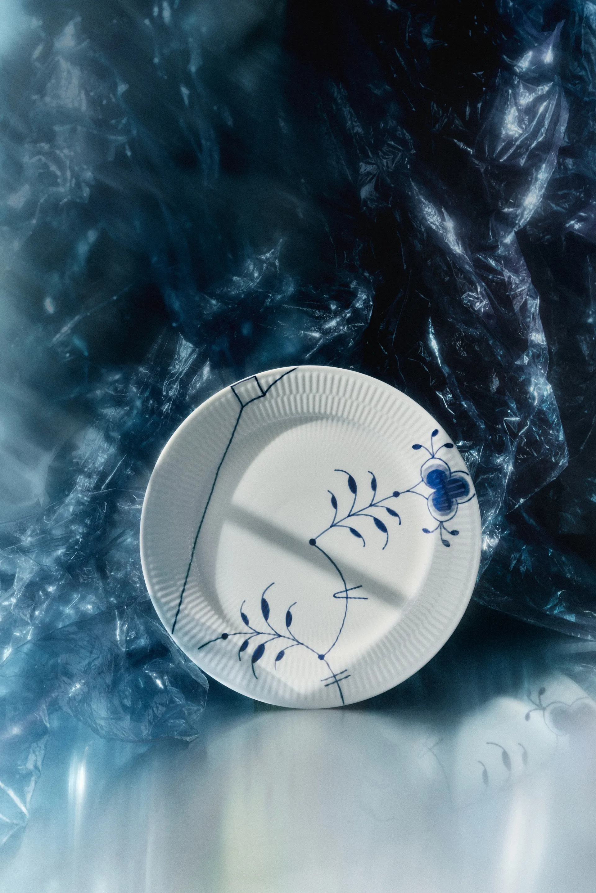 Blue Fluted Mega Limited Edition tallerken Ø27 cm, White-blue Royal Copenhagen