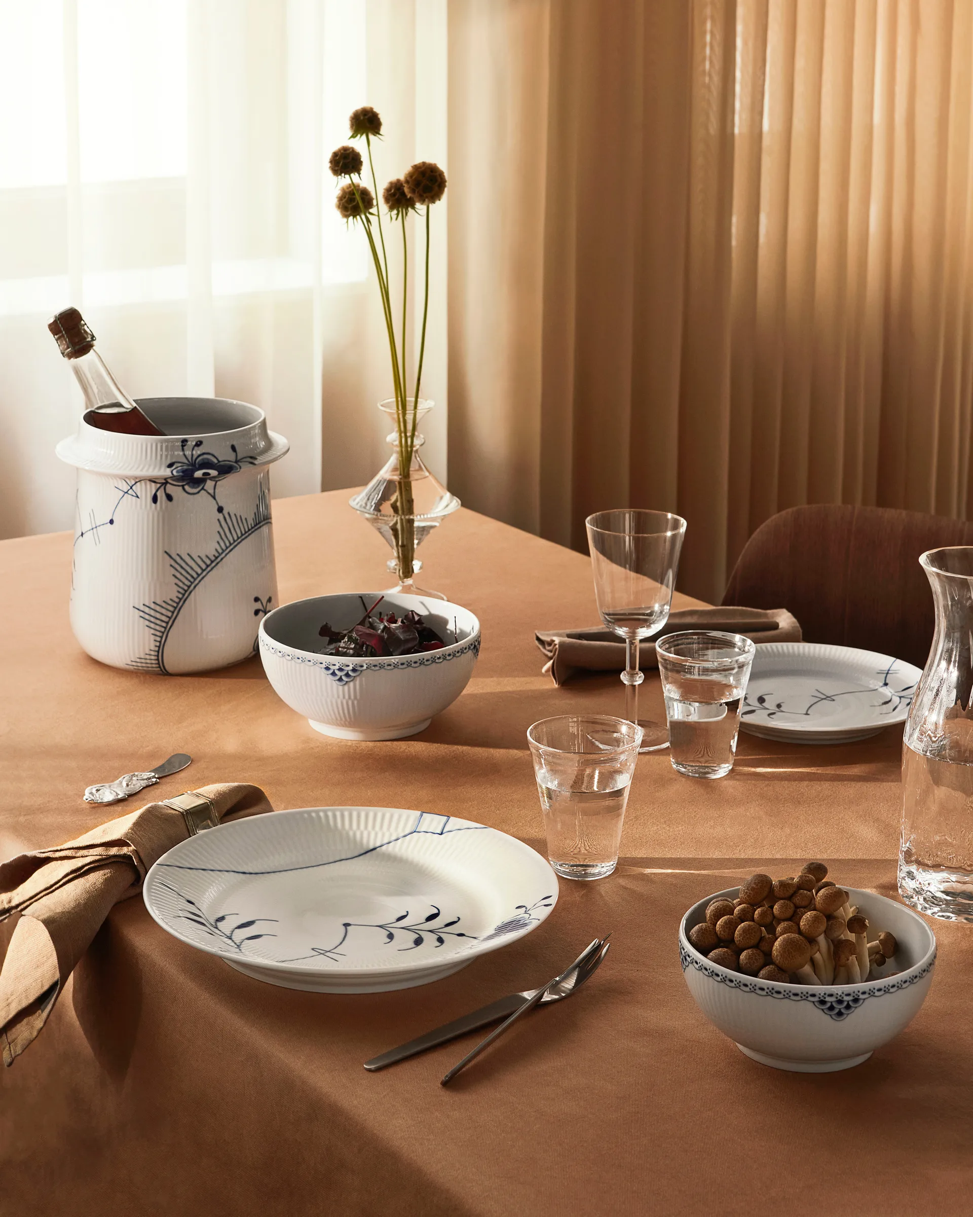 Blue Fluted Mega Limited Edition tallerken Ø27 cm, White-blue Royal Copenhagen