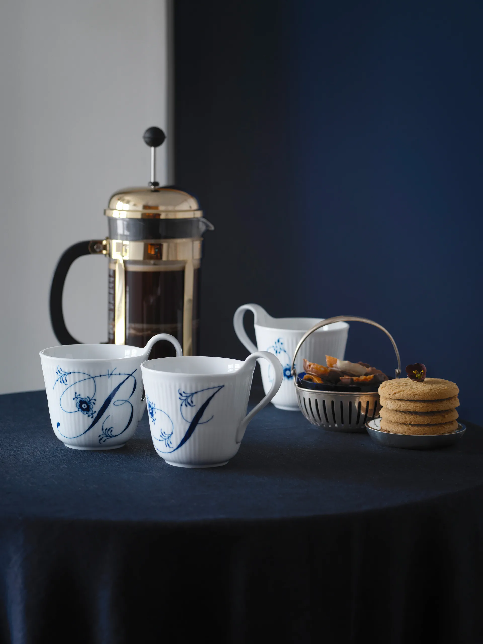 Blue Fluted Plain Alphabet kopp 33 cl, E Royal Copenhagen