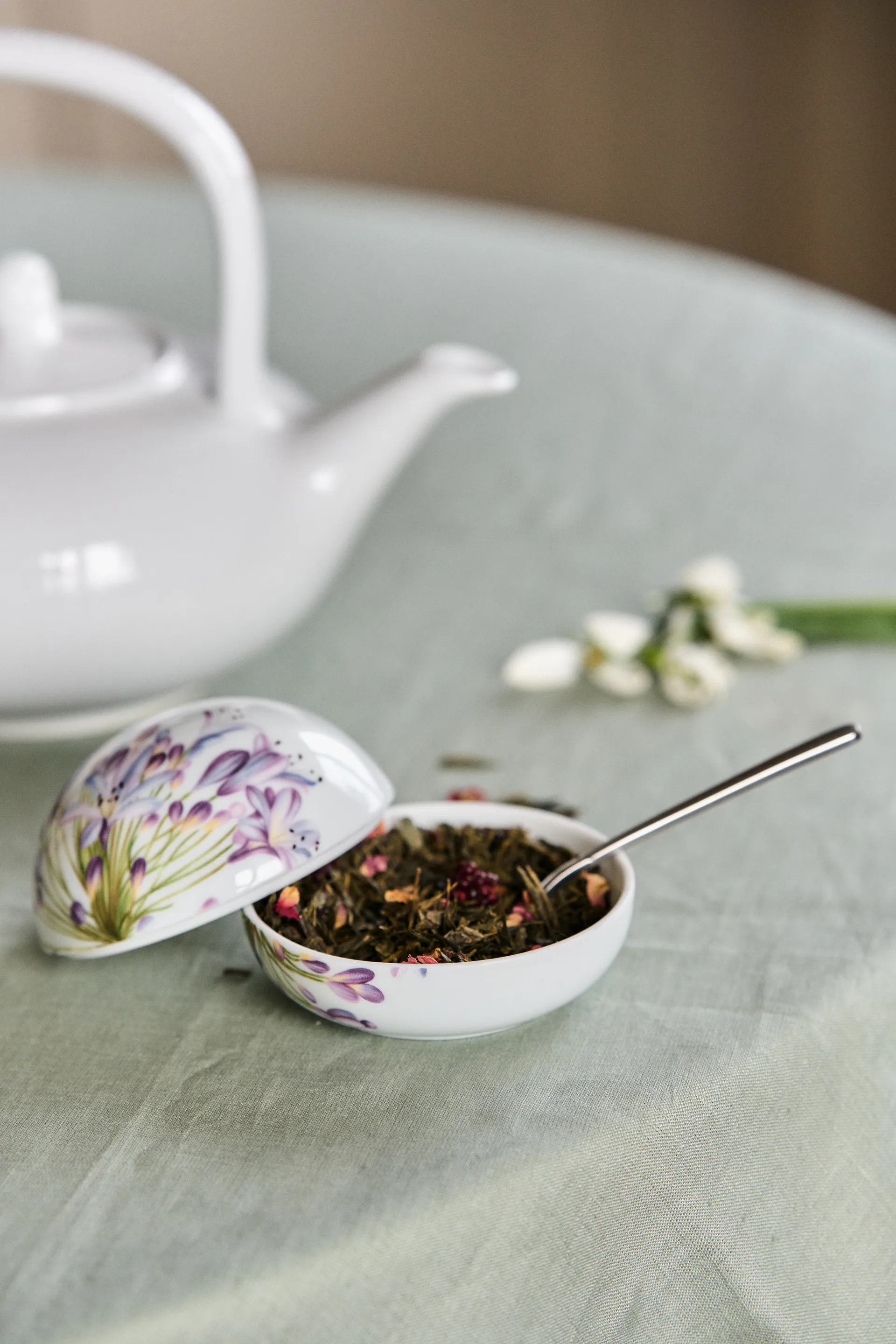 Royal Copenhagen Bonbonniere Ø 10 cm 2023, Afrikas blå lilje Royal Copenhagen