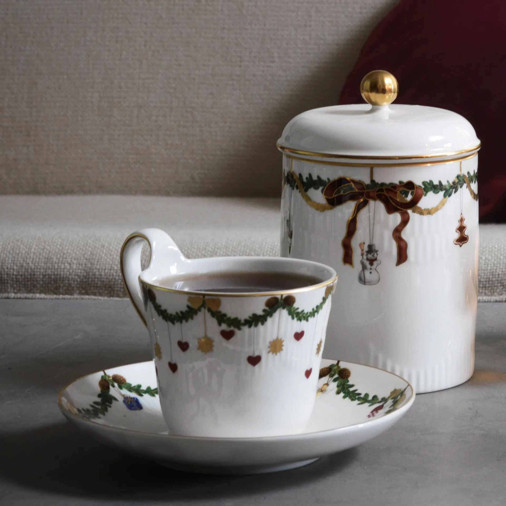 Star Fluted Christmas kopp med tefat, 24 cl-høy hank Royal Copenhagen