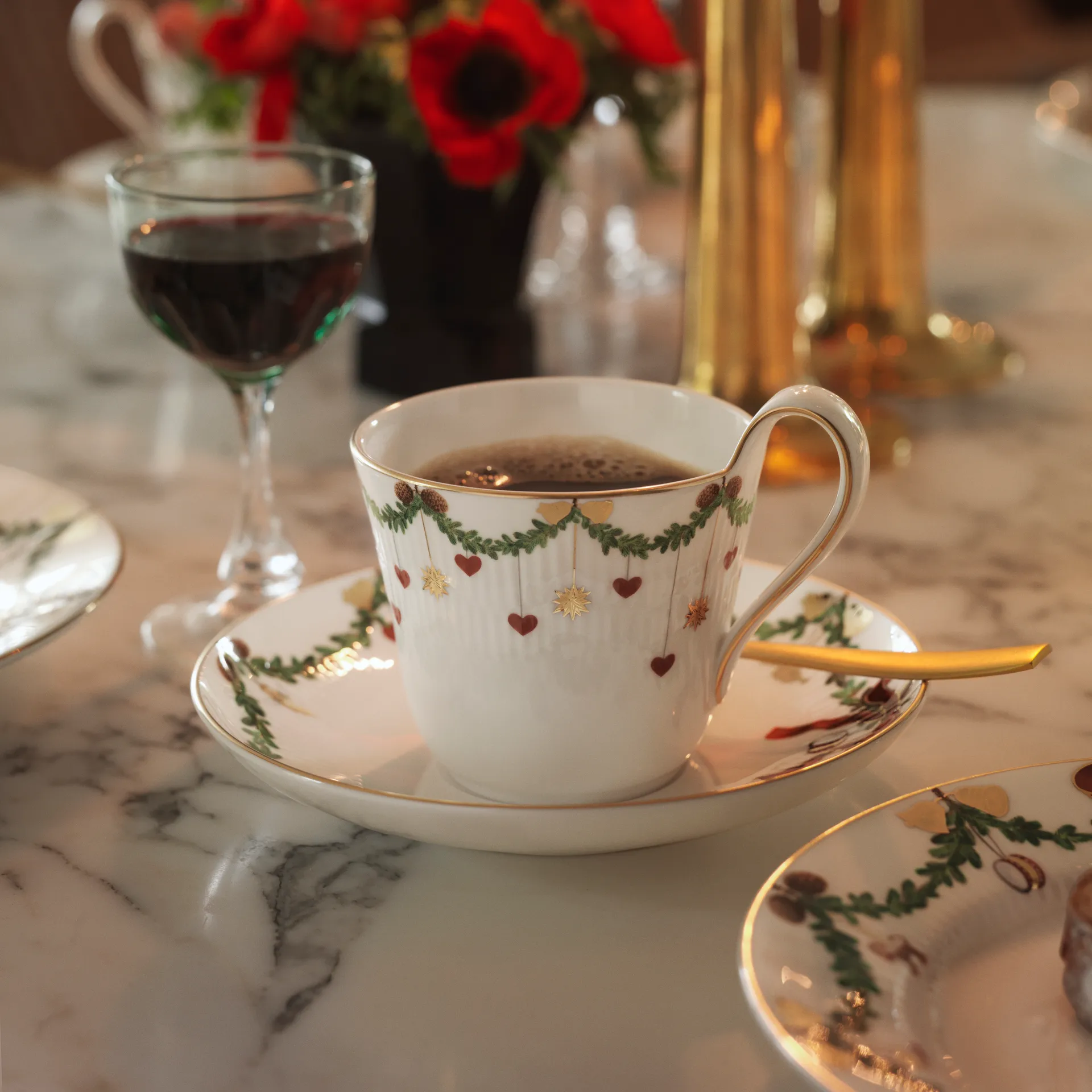 Star Fluted Christmas kopp med tefat, 24 cl-høy hank Royal Copenhagen