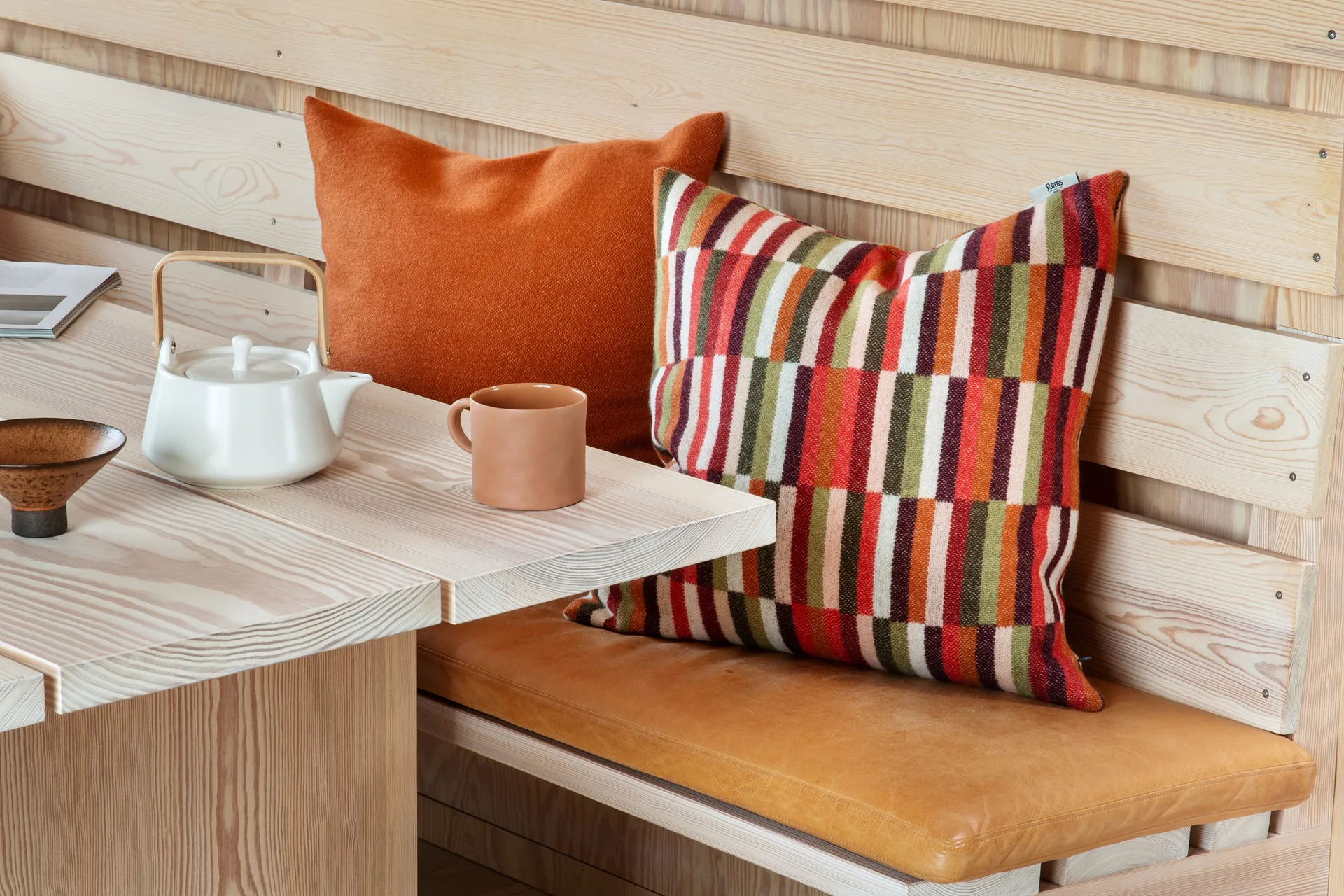 Ida pute 50x50 cm, Red shades Røros Tweed