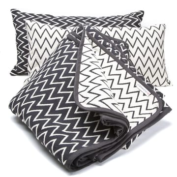 Zigzag sengeteppe svart - 140x260 cm - Ørskov