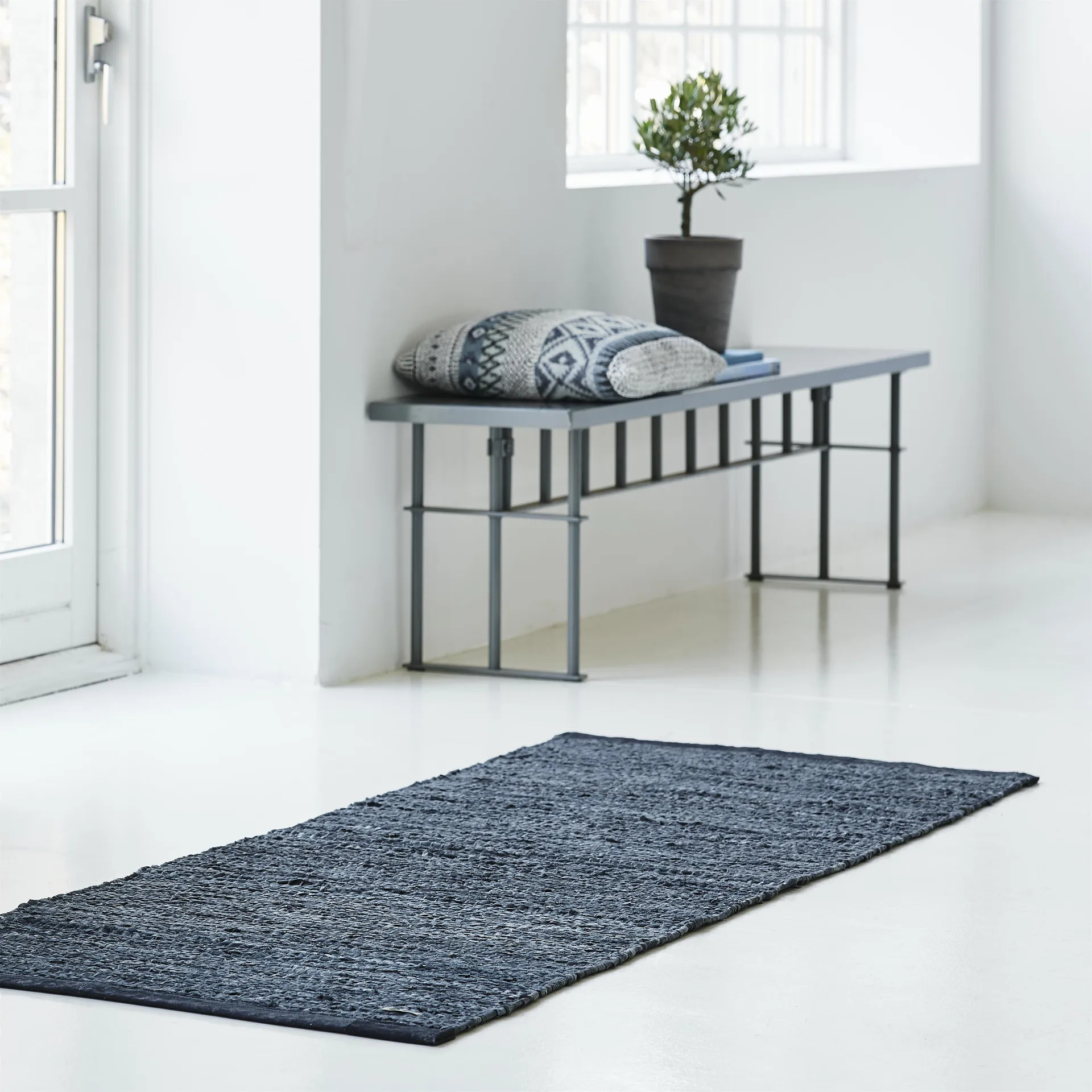 Leather gulvteppe 65x135 cm, dark grey (mørkegrå) Rug Solid