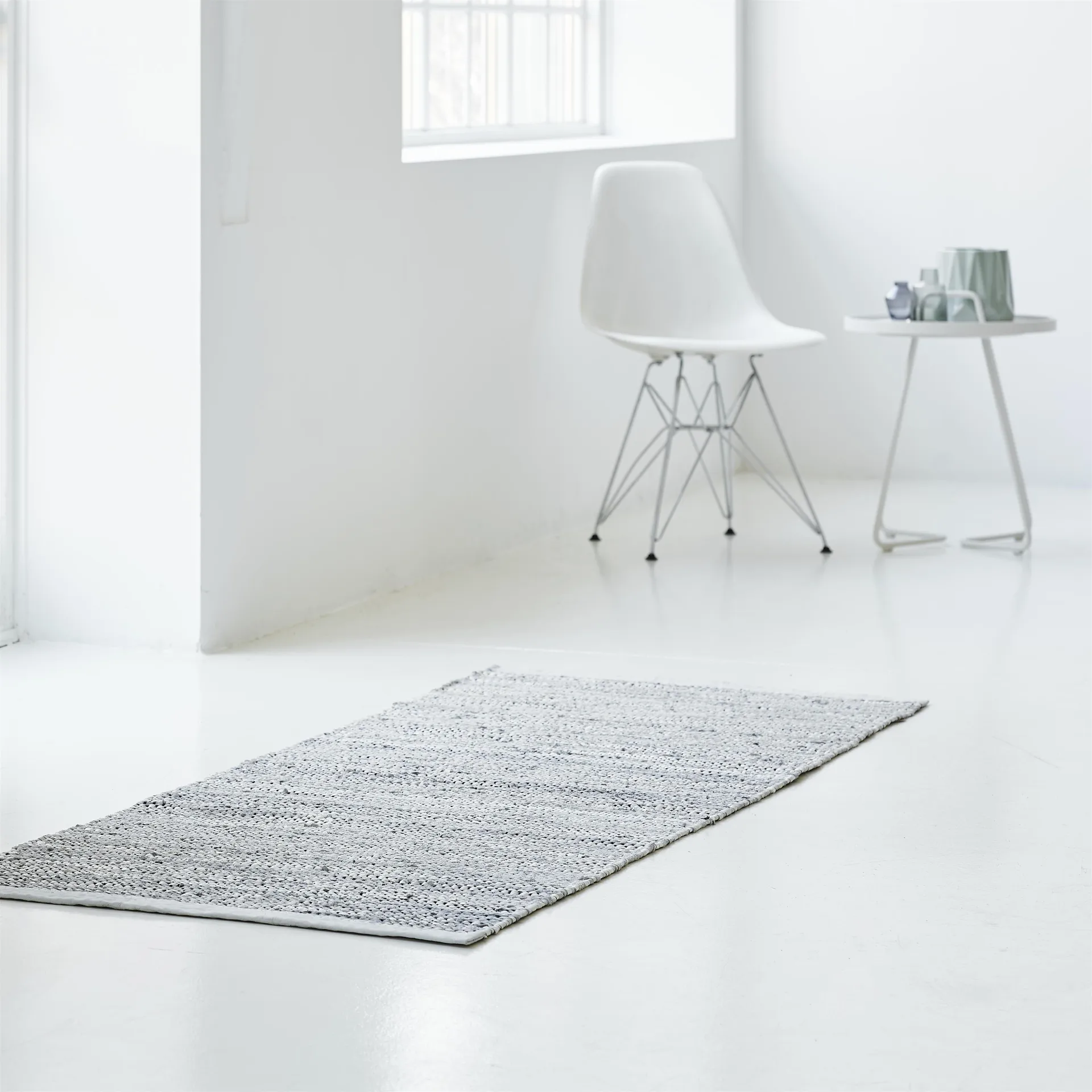 Leather gulvteppe 65x135 cm, light grey (lysegrå) Rug Solid