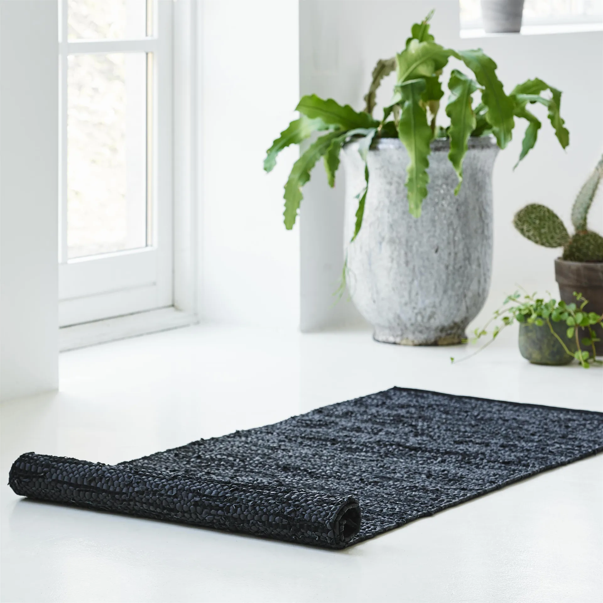 Leather gulvteppe 75x300 cm, black (svart) Rug Solid