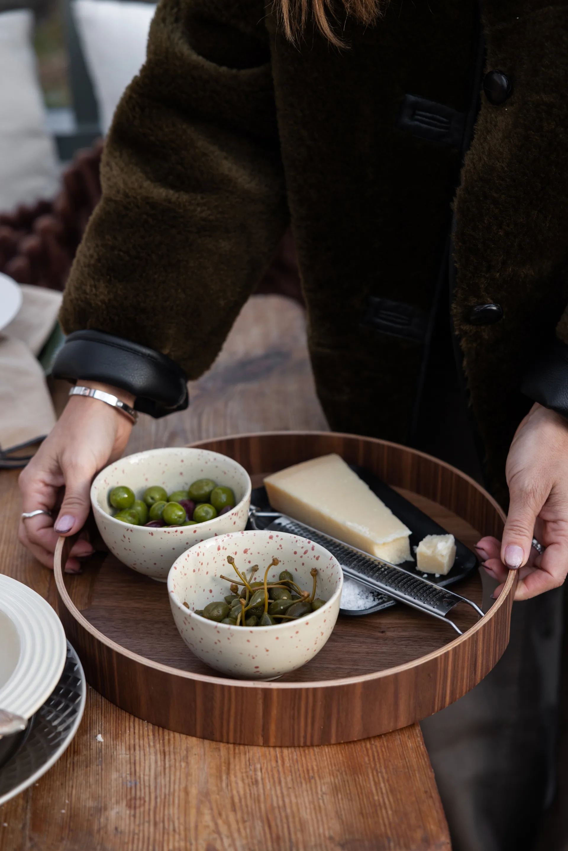 Hanna brett rund Ø35 cm, Mørkebrun Sagaform