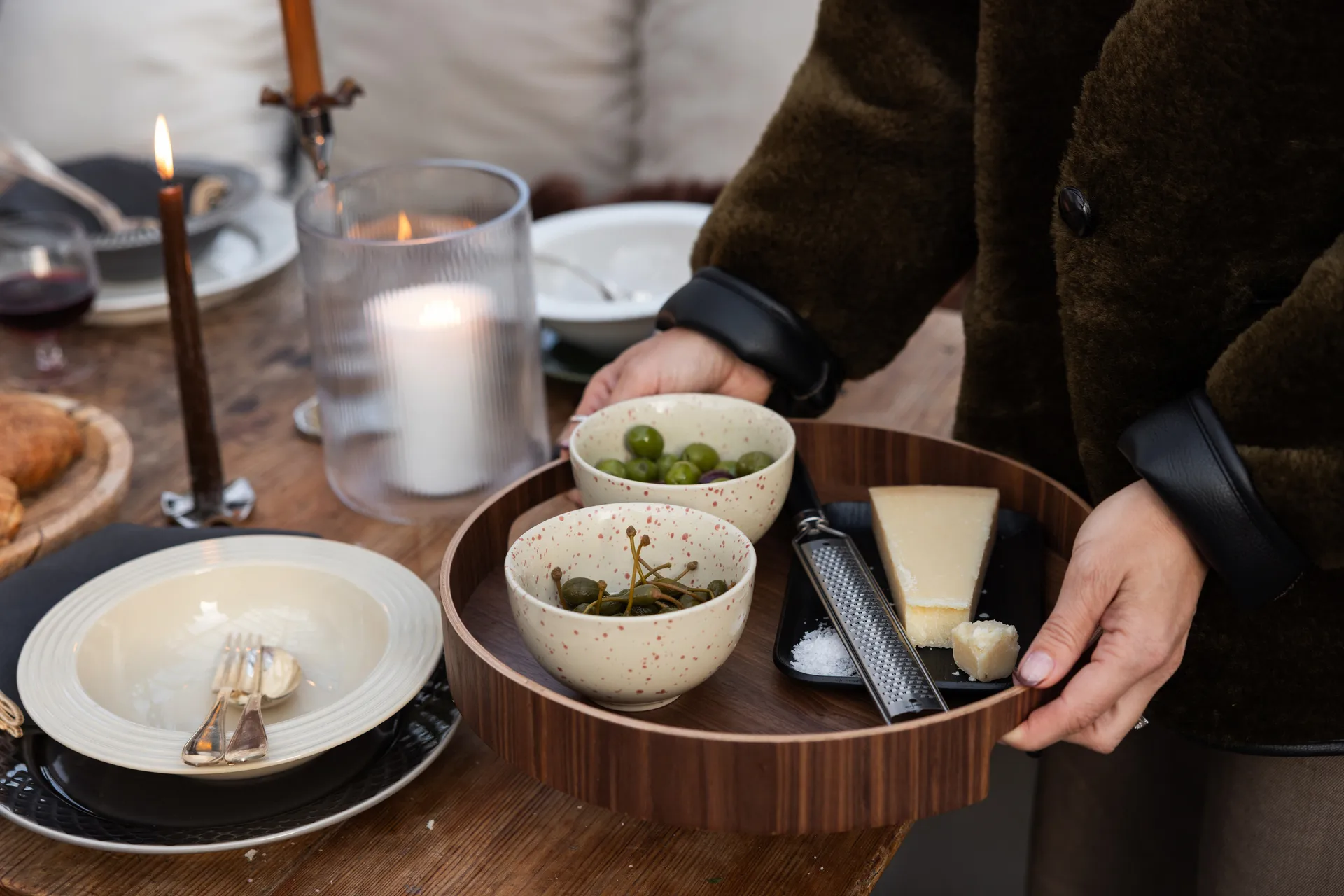 Hanna brett rund Ø35 cm, Mørkebrun Sagaform