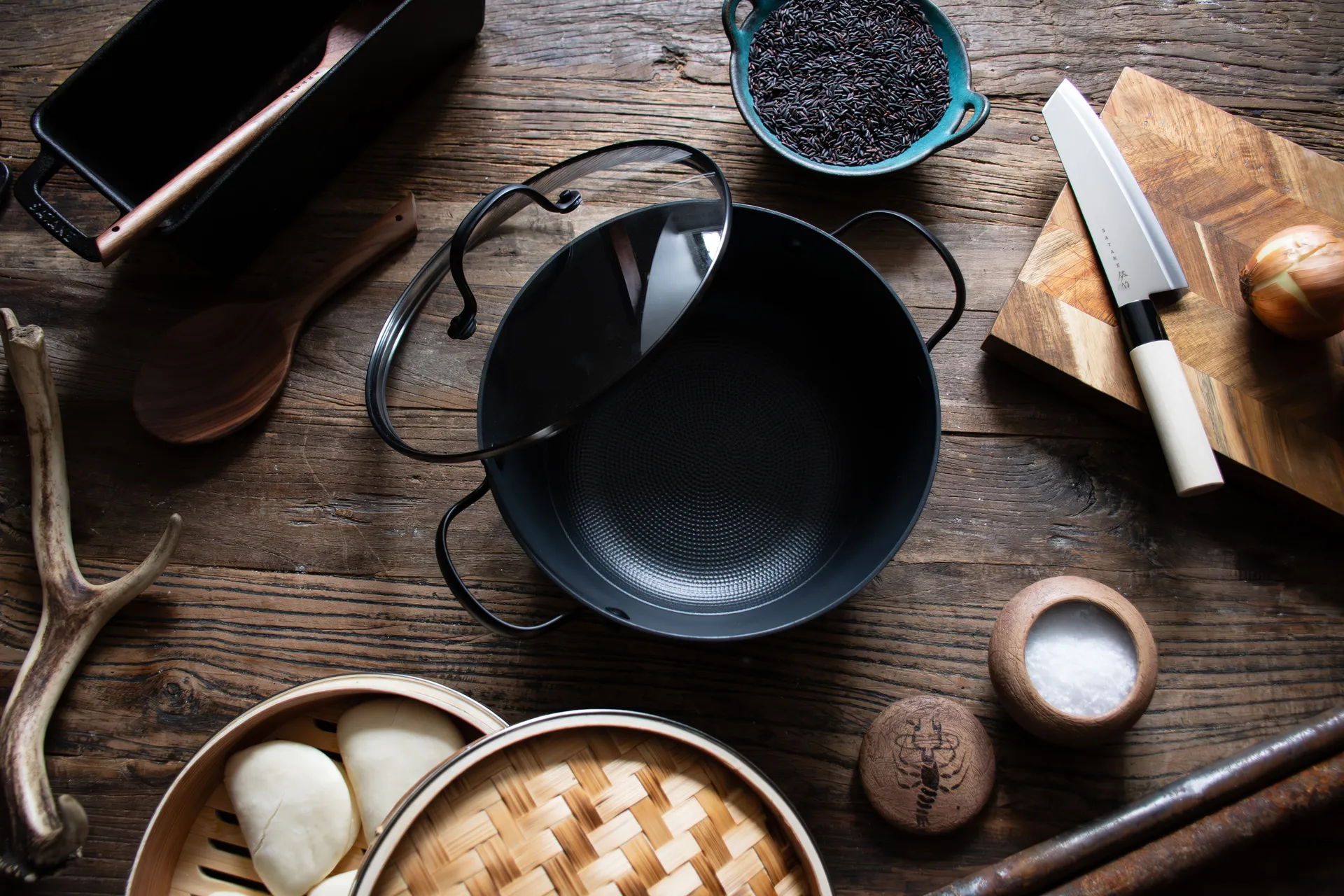 Satake kasserolle i lettvektsstøpejern m. glasslokk, 24 cm Satake