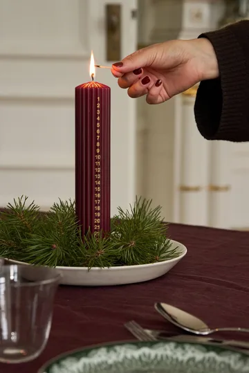 Awaiting kalenderlys - Dyp vin, 25 cm - Scandi Essentials
