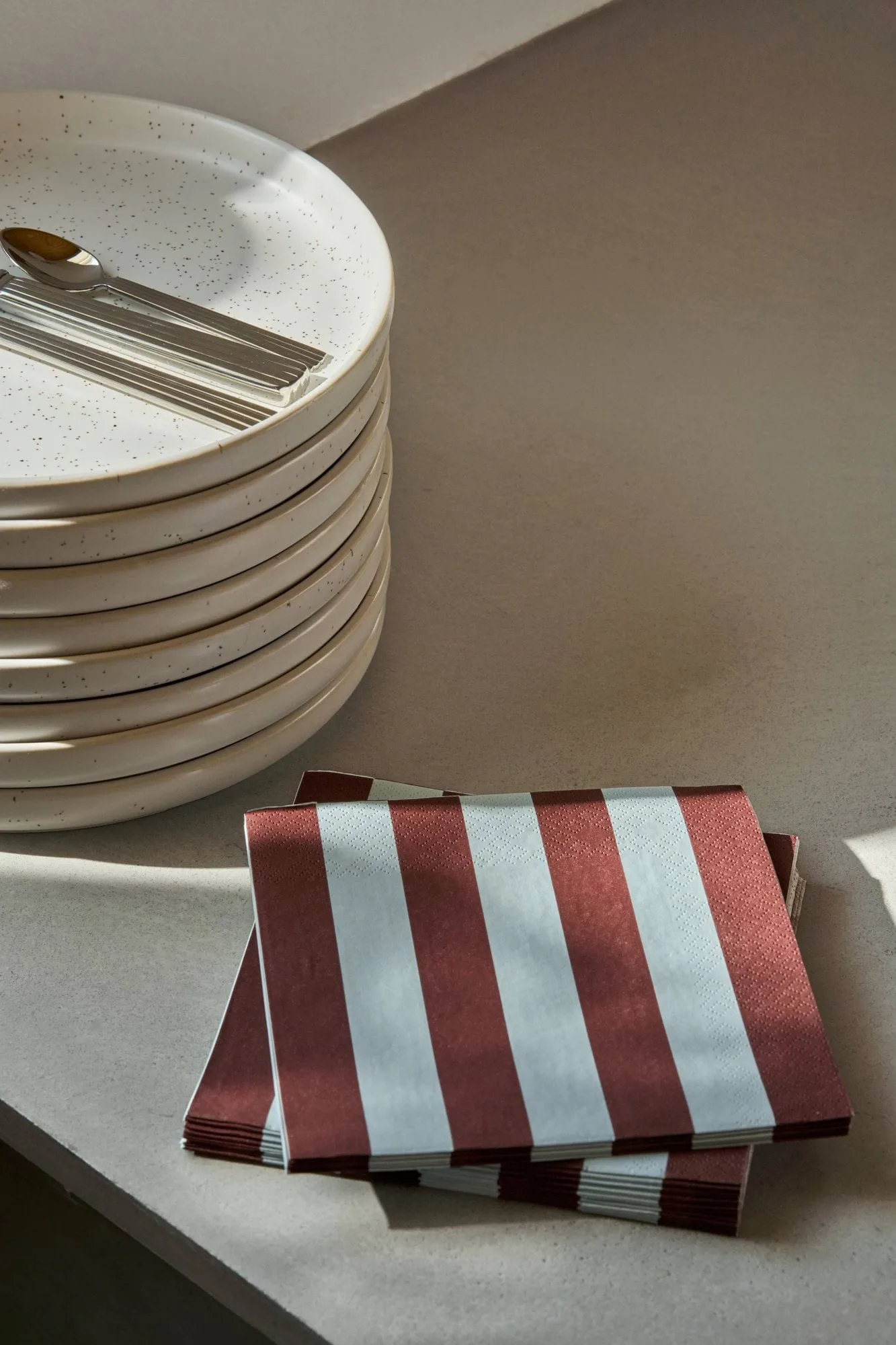 Bold Stripe papirserviett, Vinrød-blå, 20‑pakning, 33x33 cm Scandi Essentials