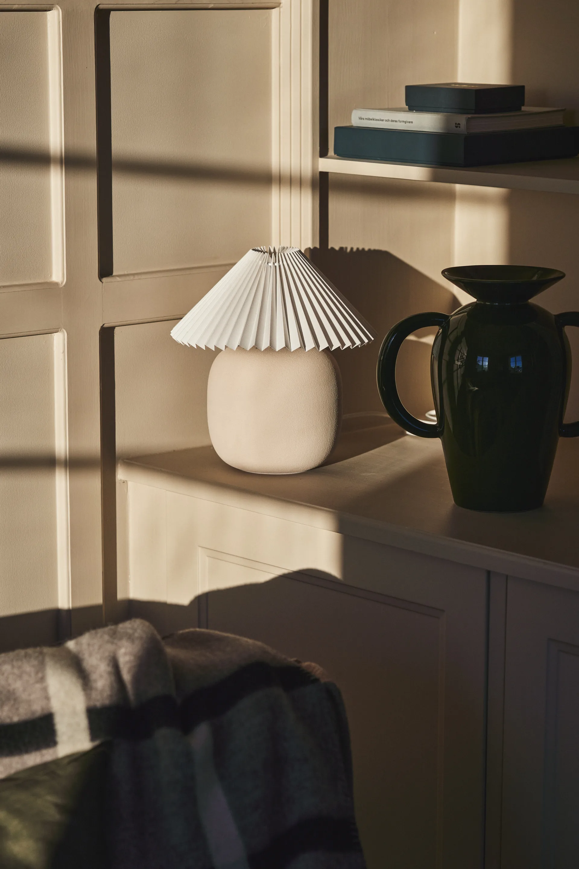 Boulder bordlampe 29 cm beige-pleated white,  Scandi Living