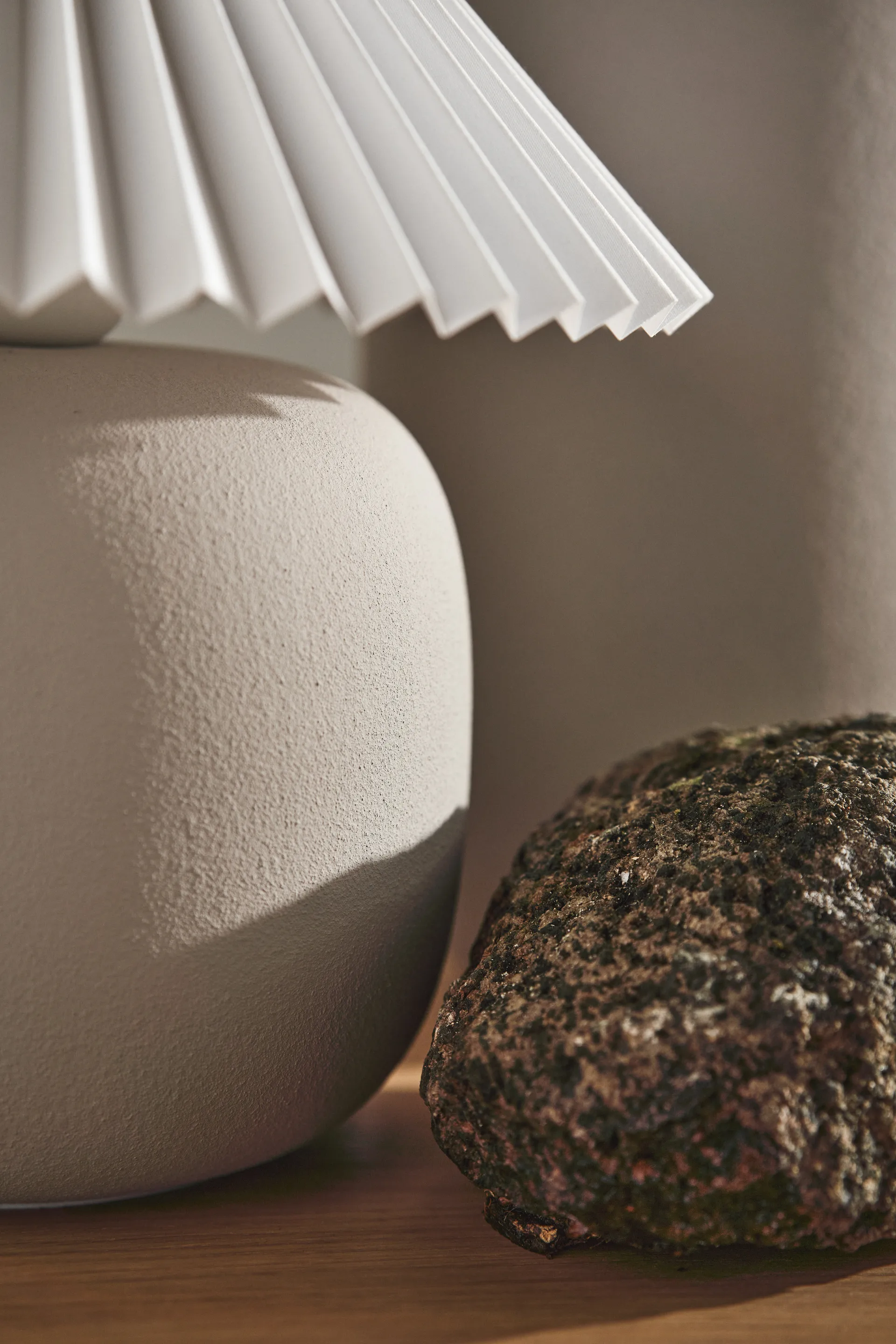 Boulder bordlampe 29 cm beige-pleated white,  Scandi Living