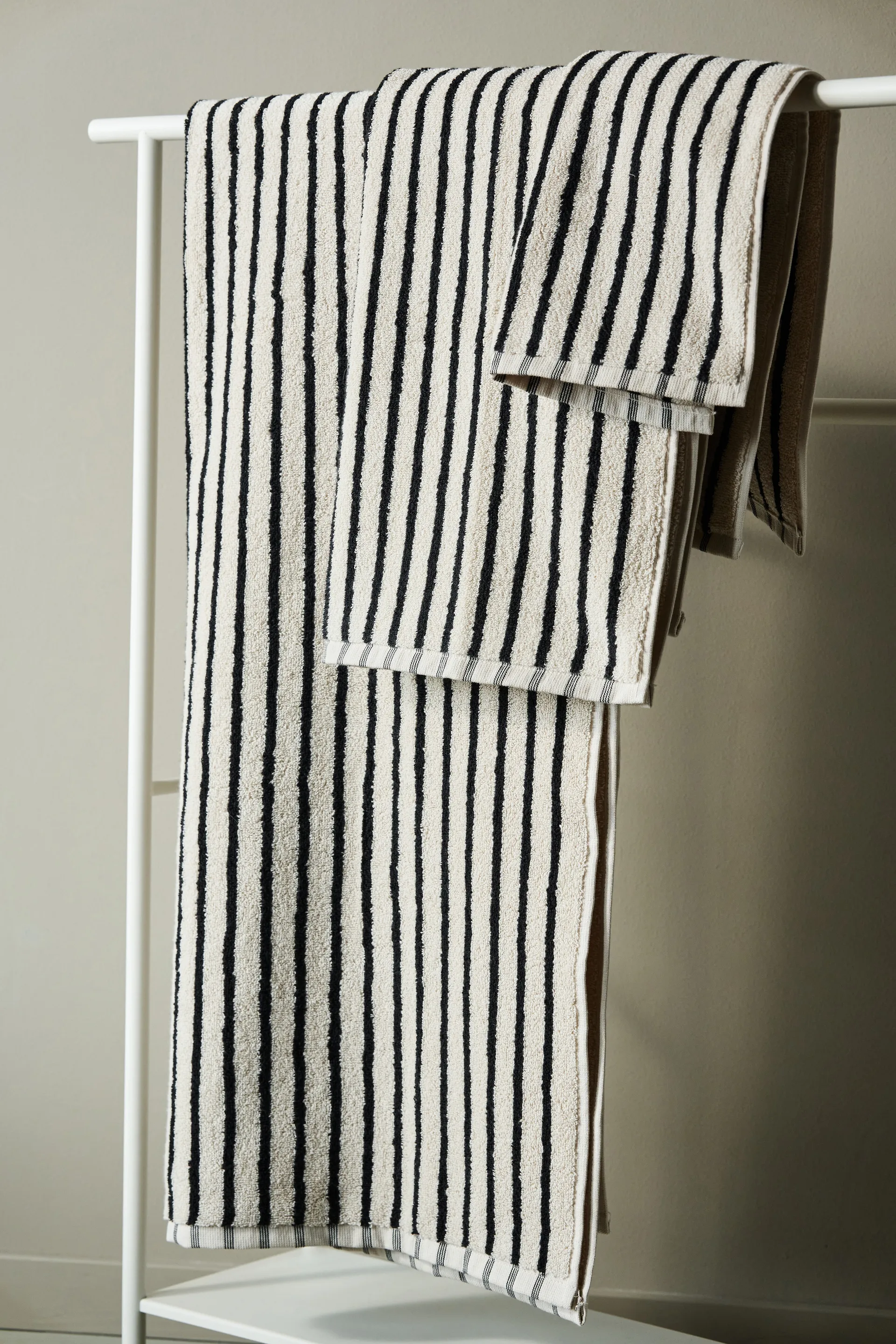 Drift håndkle 50x70 cm, Hvit-svart Scandi Living