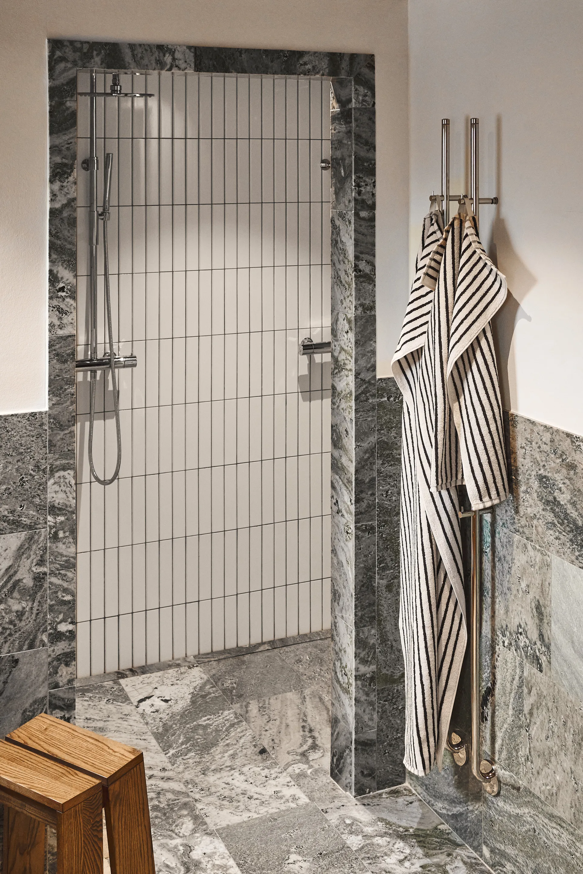 Drift håndklesett 4 deler - Hvit-svart Scandi Living